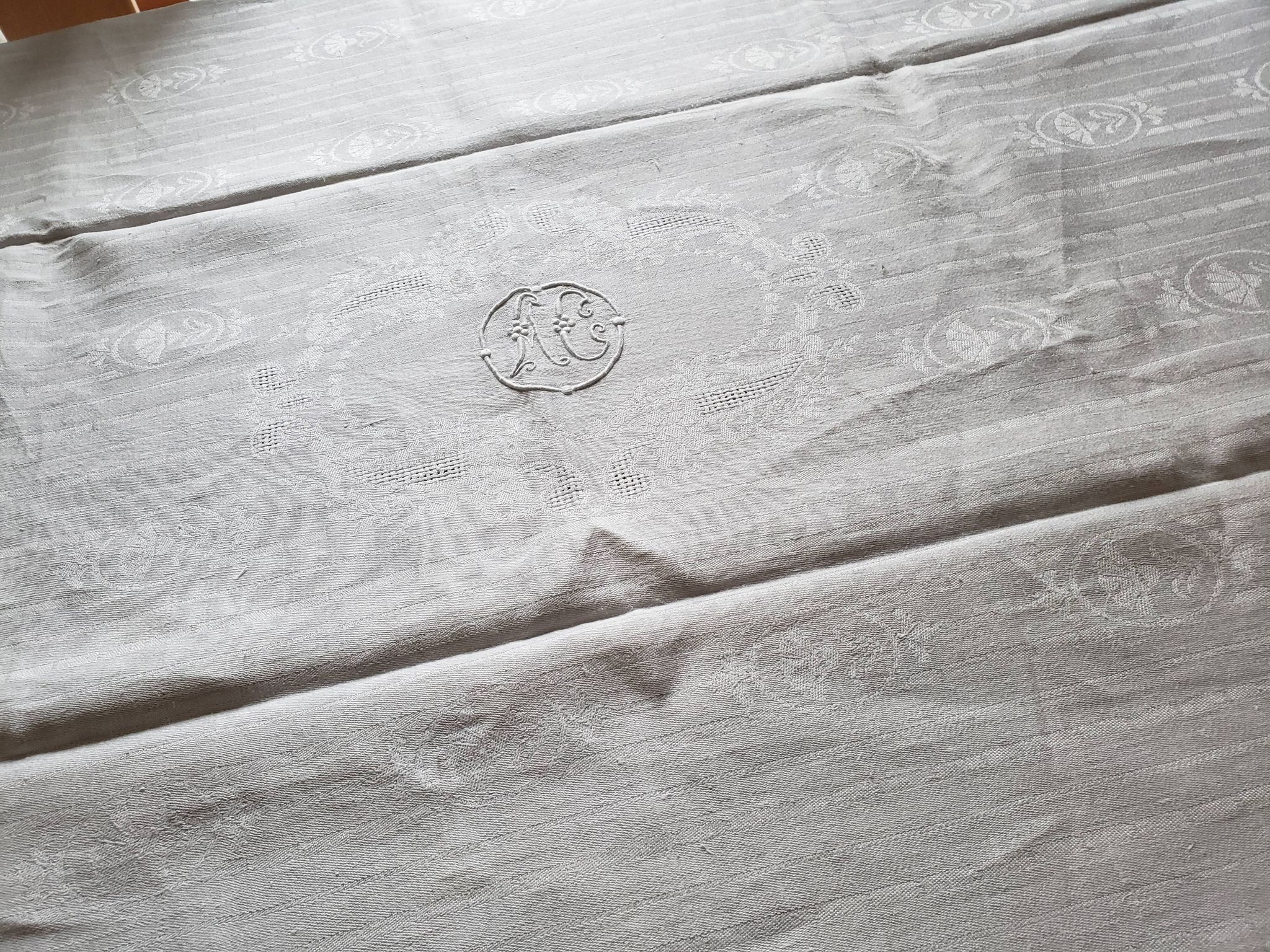 Nappe ancienne damassée + 12 serviettes