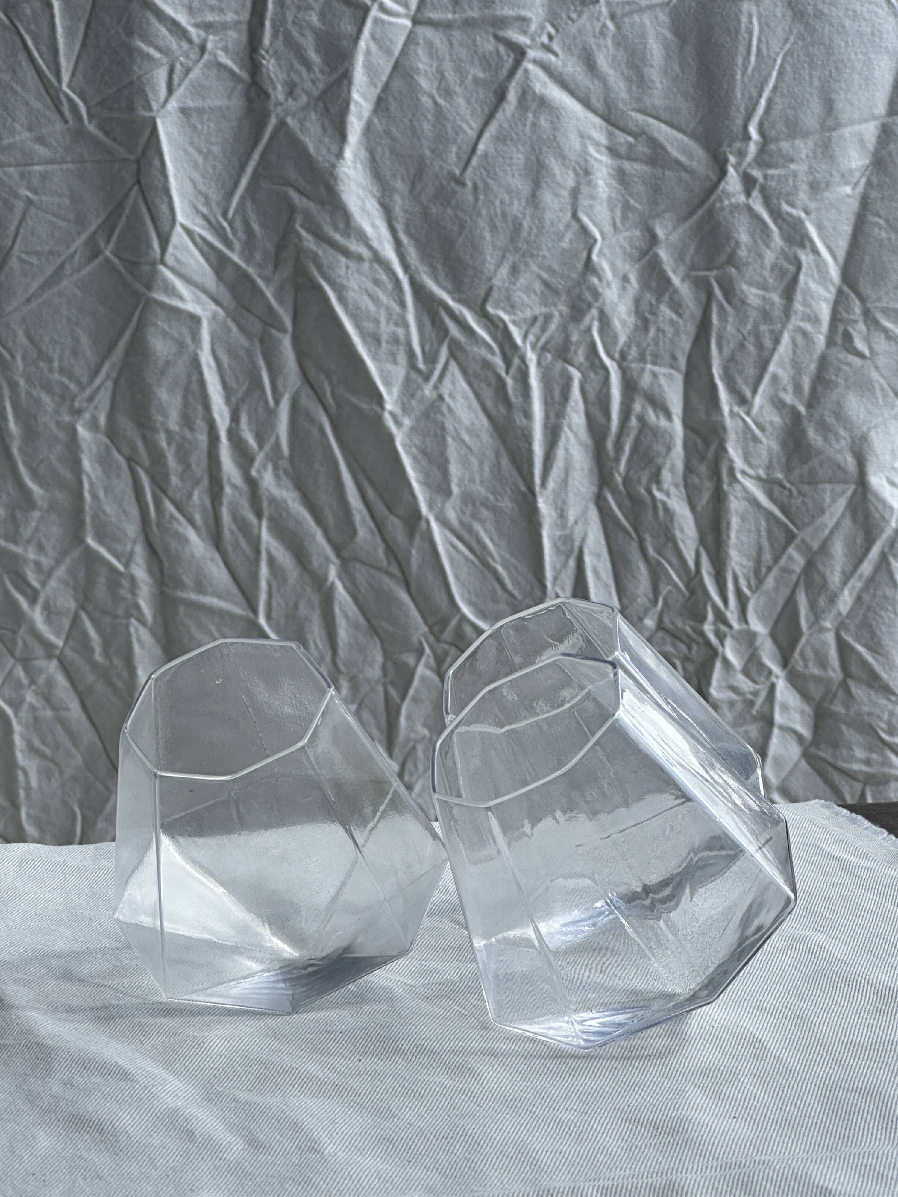 Small geometric carafe with diamond-shaped stopper and its 4 glasses