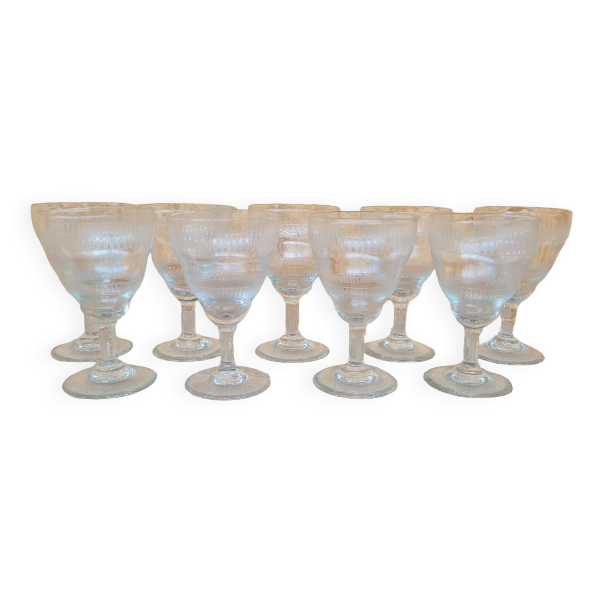 Service of 9 wine glasses in chiseled crystal
