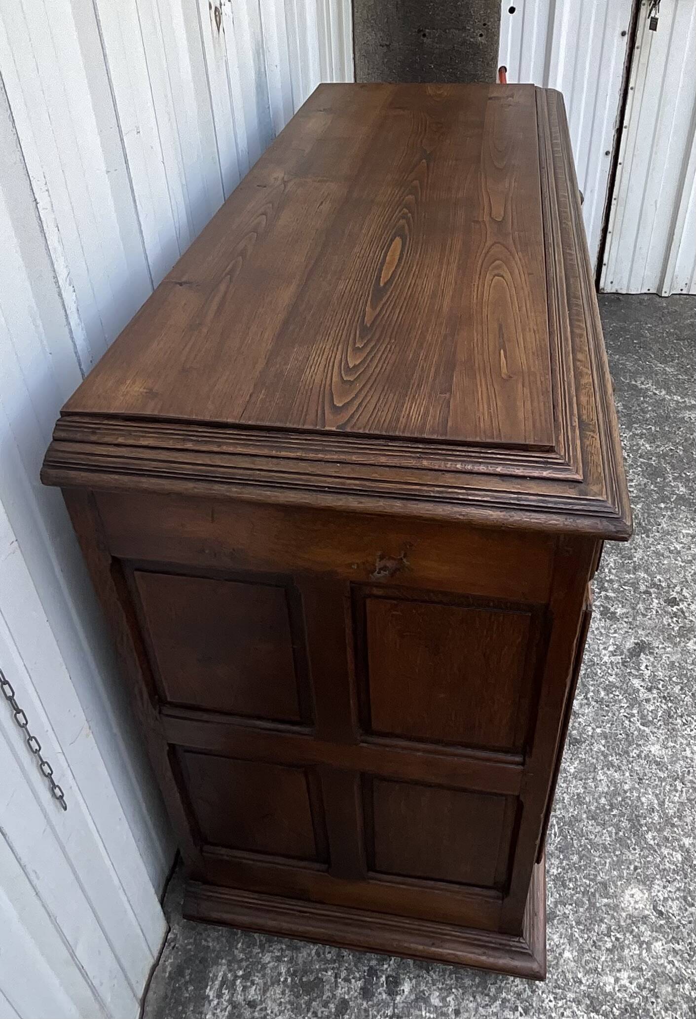 Country-style sideboard in solid oak – 18th century
