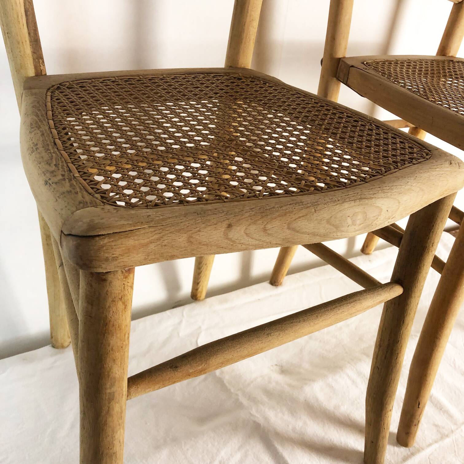 Paire de chaises cannées en bois clair