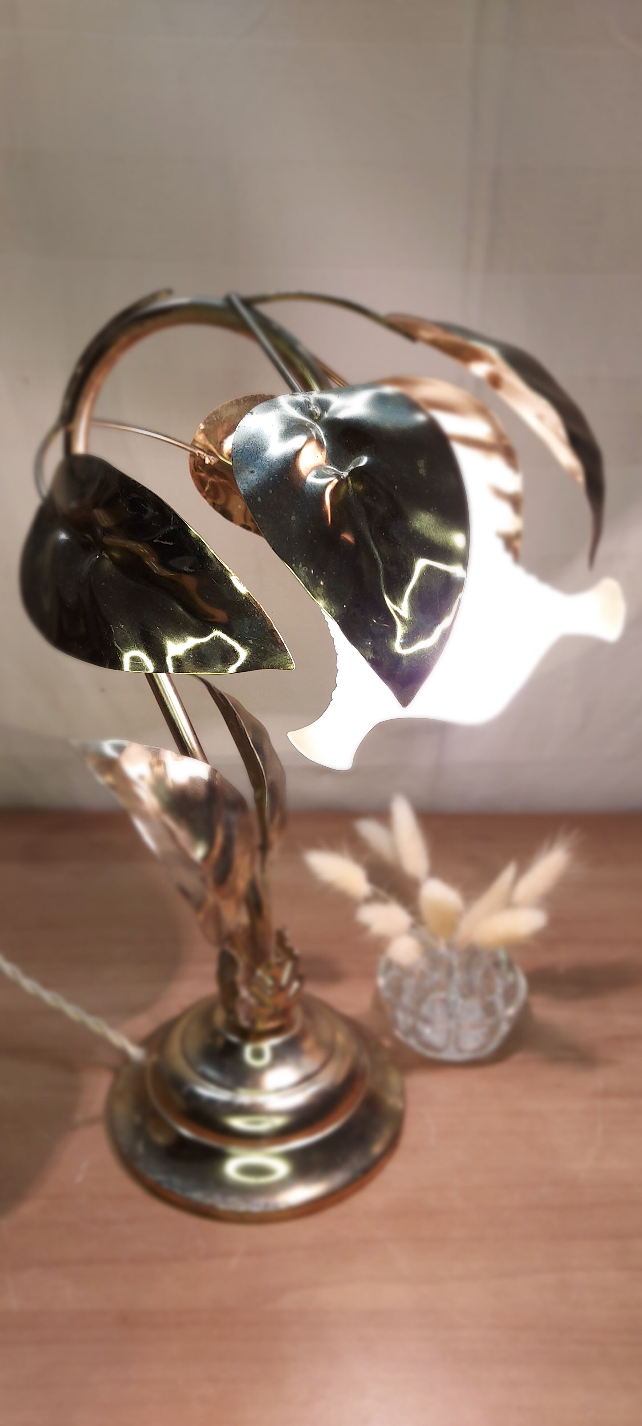 Gold metal flower lamp