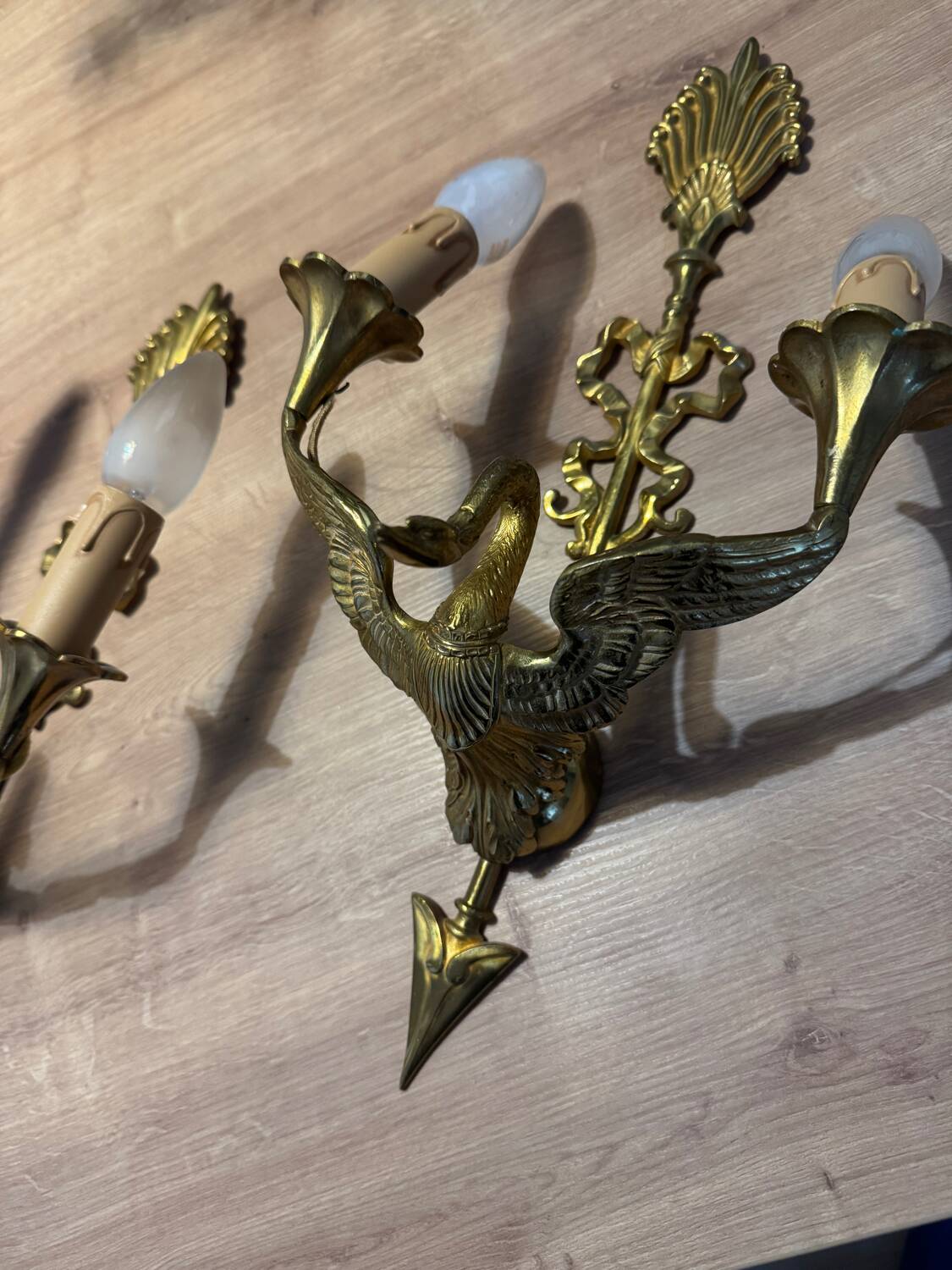 Paire d’appliques style Empire, cygne aux ailes déployées