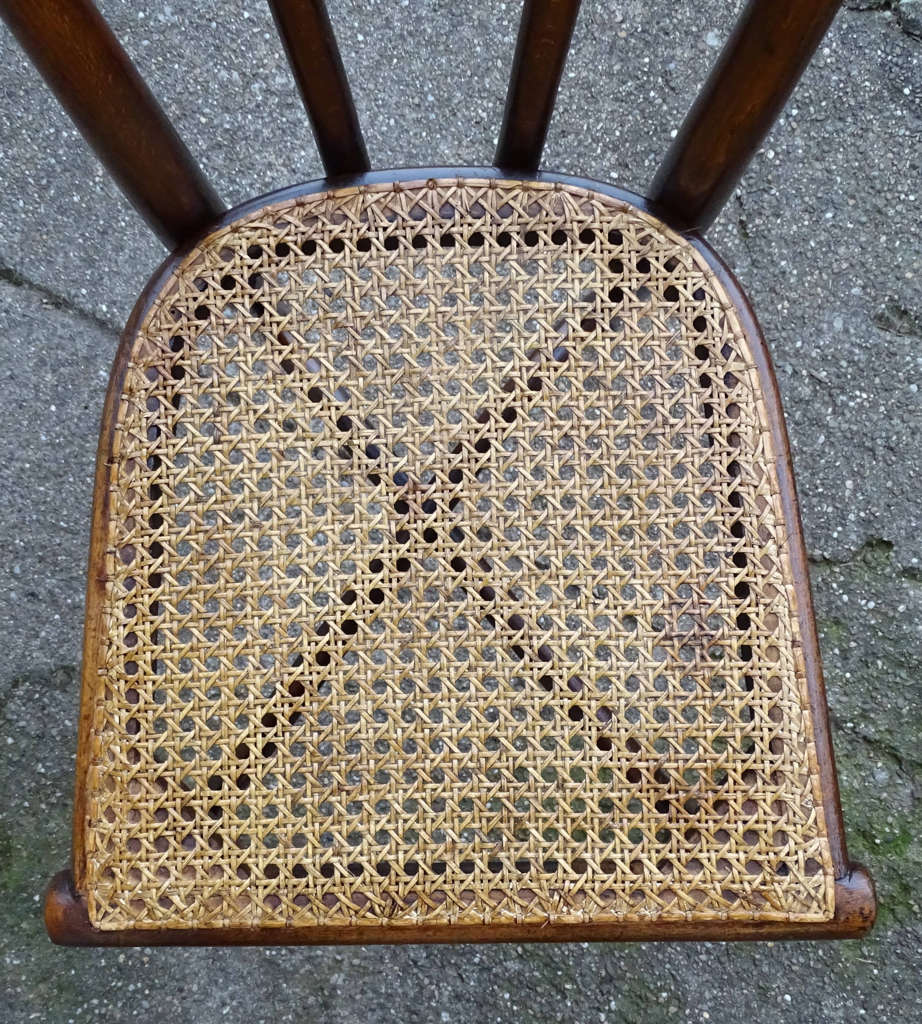 Chaise bistrot  Thonet N°118 pieds compas 1895, cannée