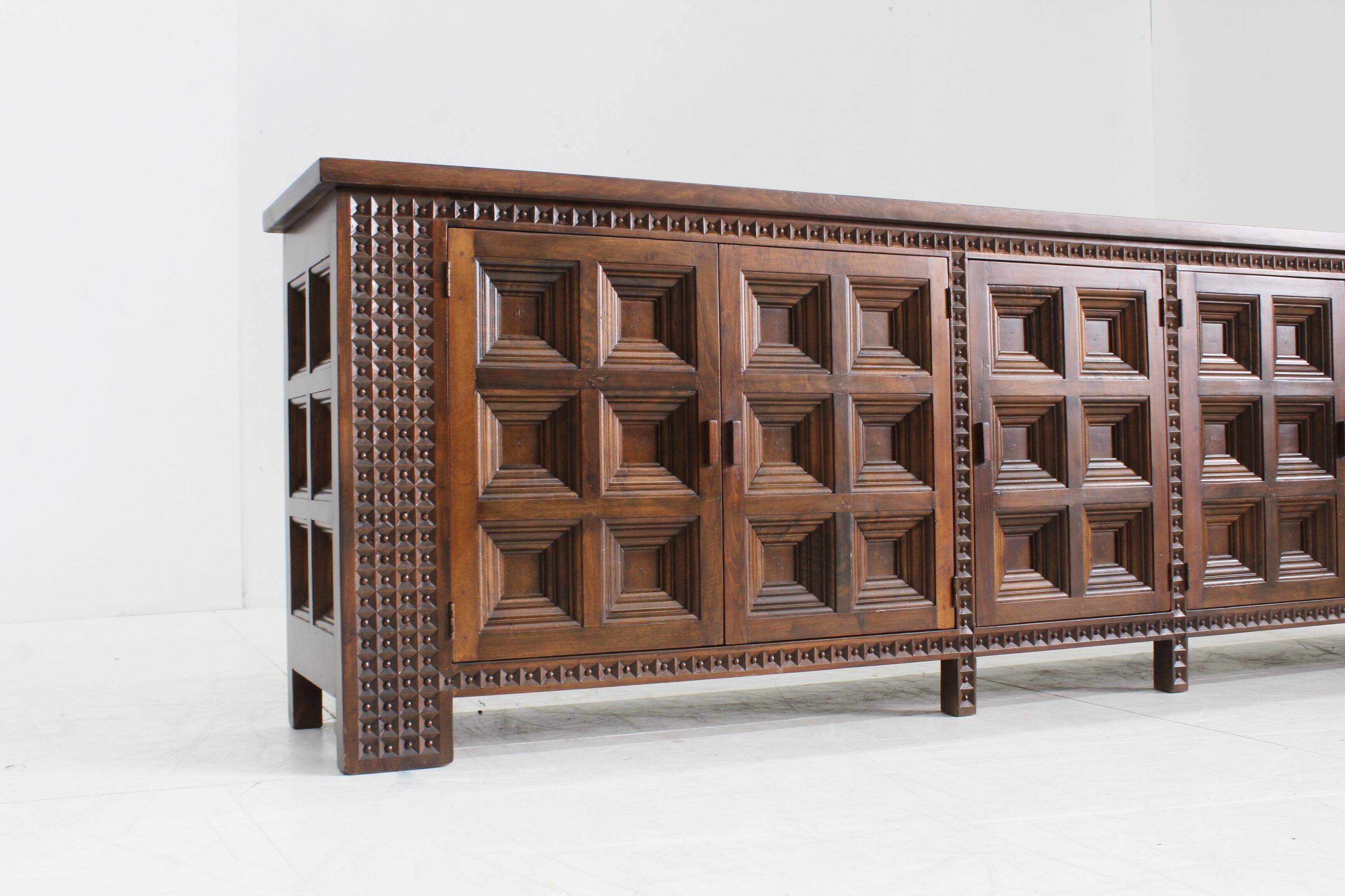 Buffet brutaliste espagnol en bois massif