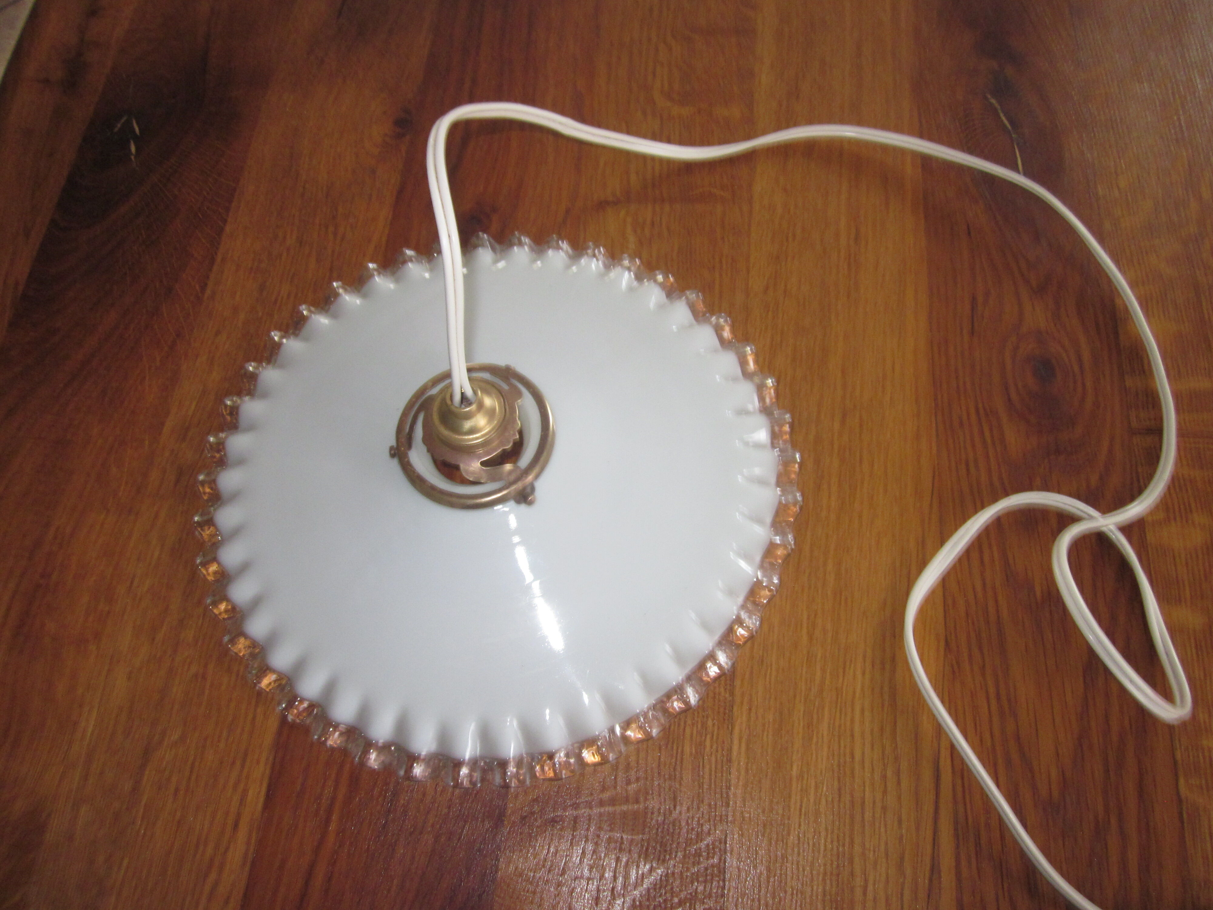 Old suspension in dentelè opaline