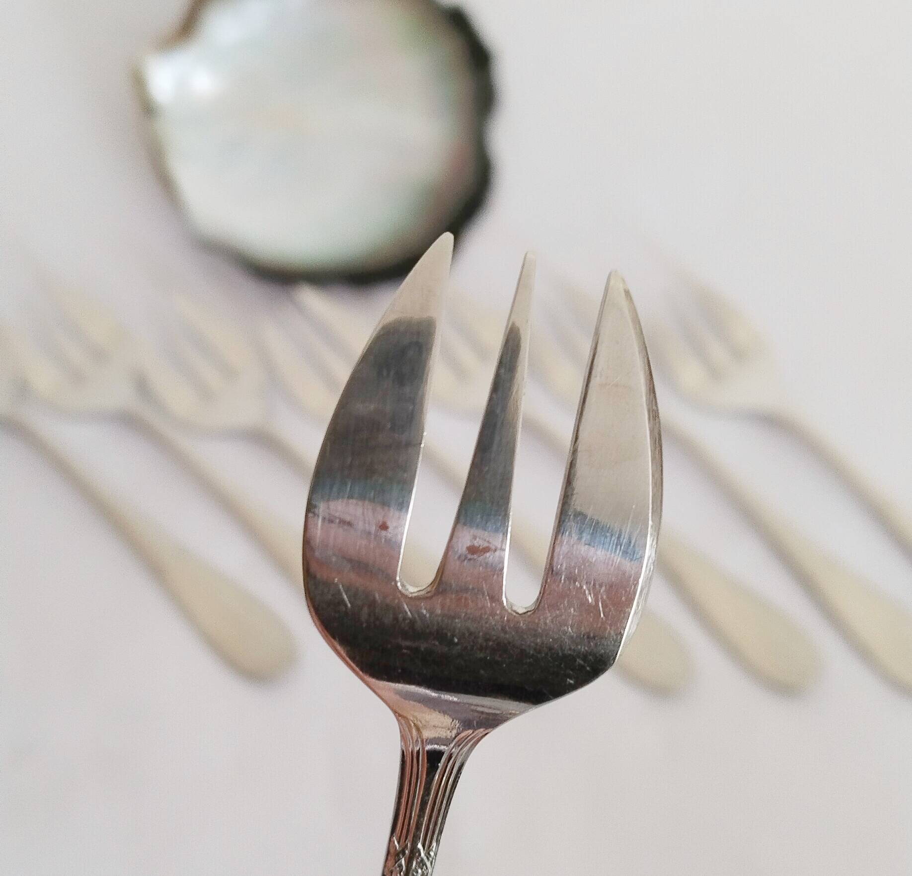 Oyster or dessert forks, ribbons, silver-plated metal