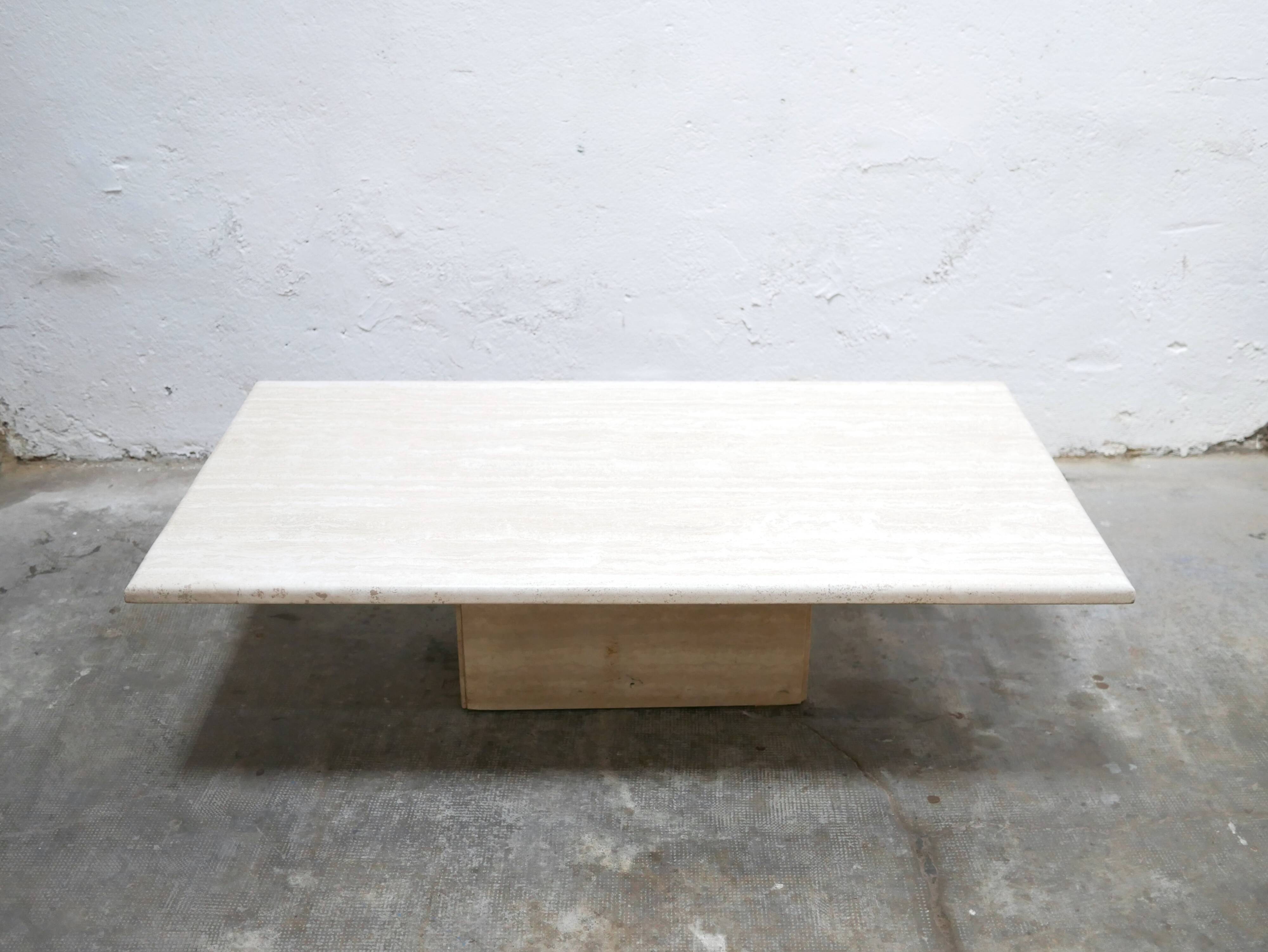 Table basse vintage en travertin