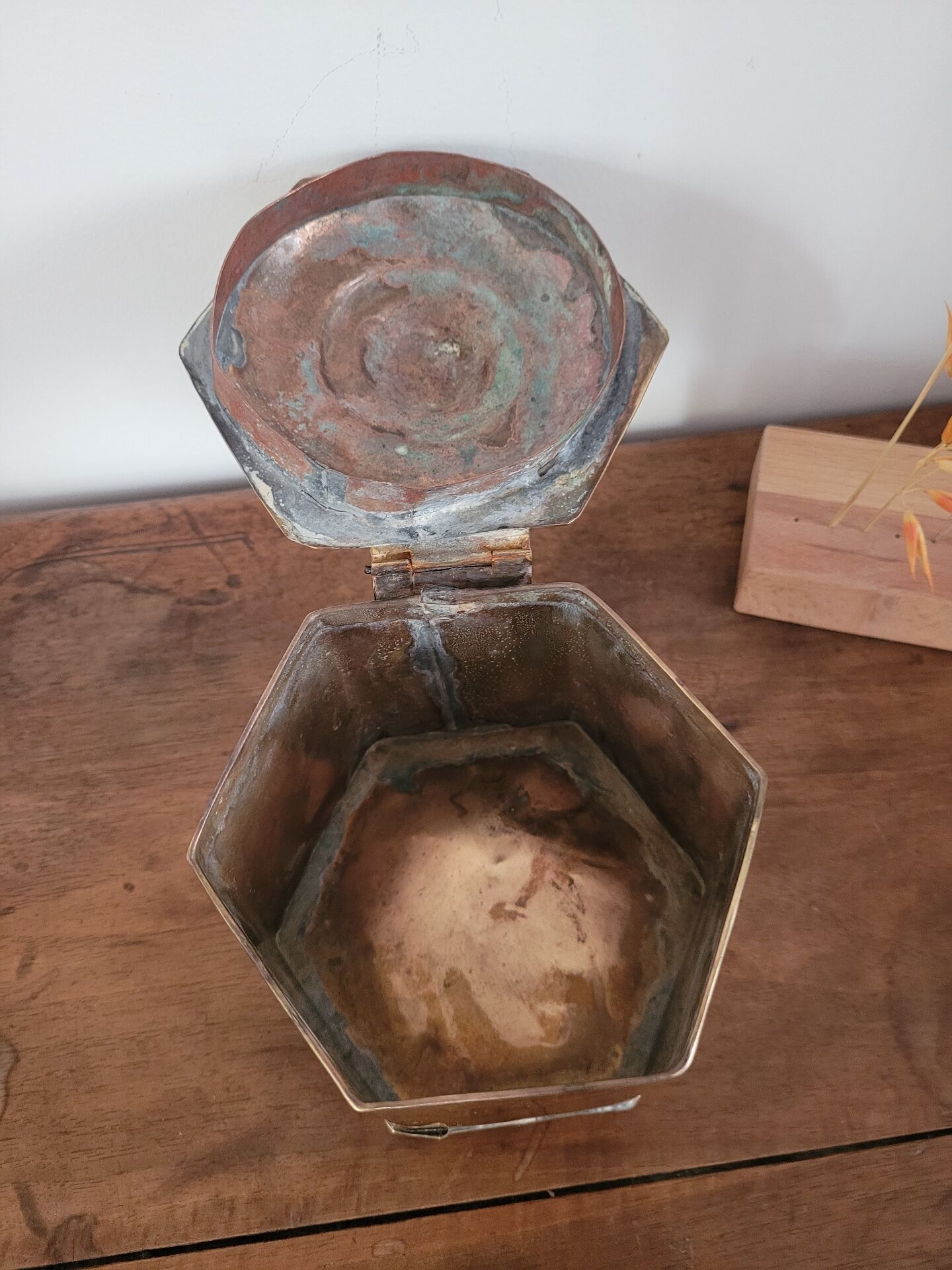 Boîte en laiton hexagonale