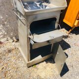 Lavabo en métal d'un hôpital