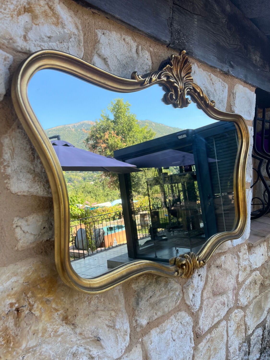 Miroir en bois doré sculpté et mouluré