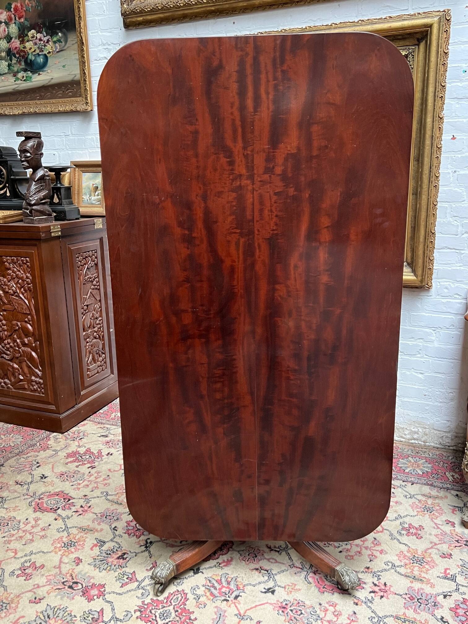 Victorian extendable dining table. Rosewood, bronze decoration. England. Early 19th century.