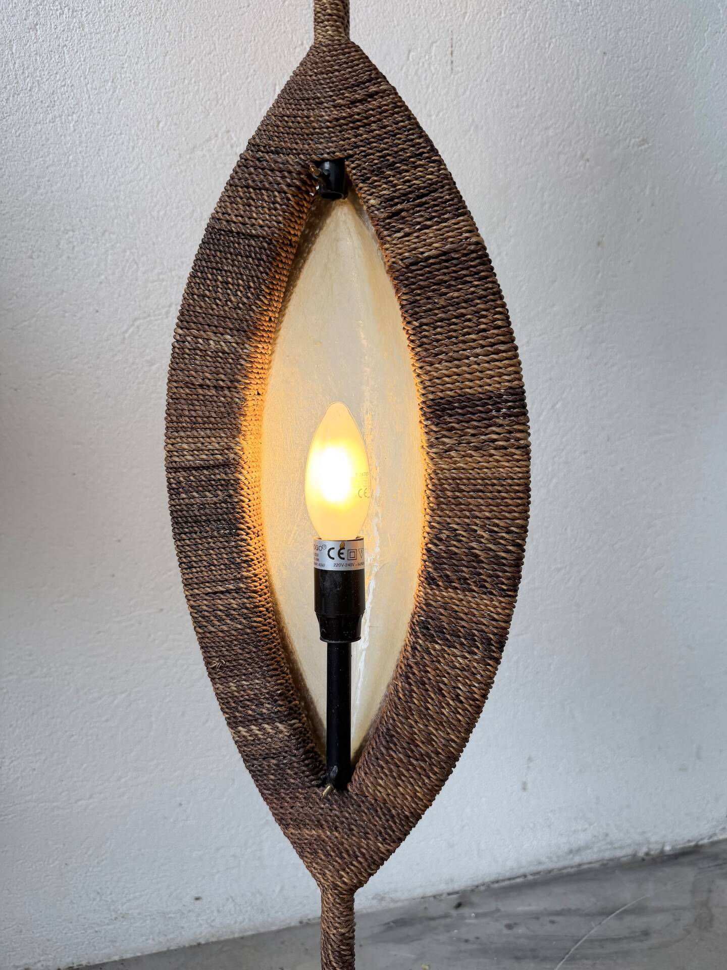 Lampadaire bronze et corde 1970