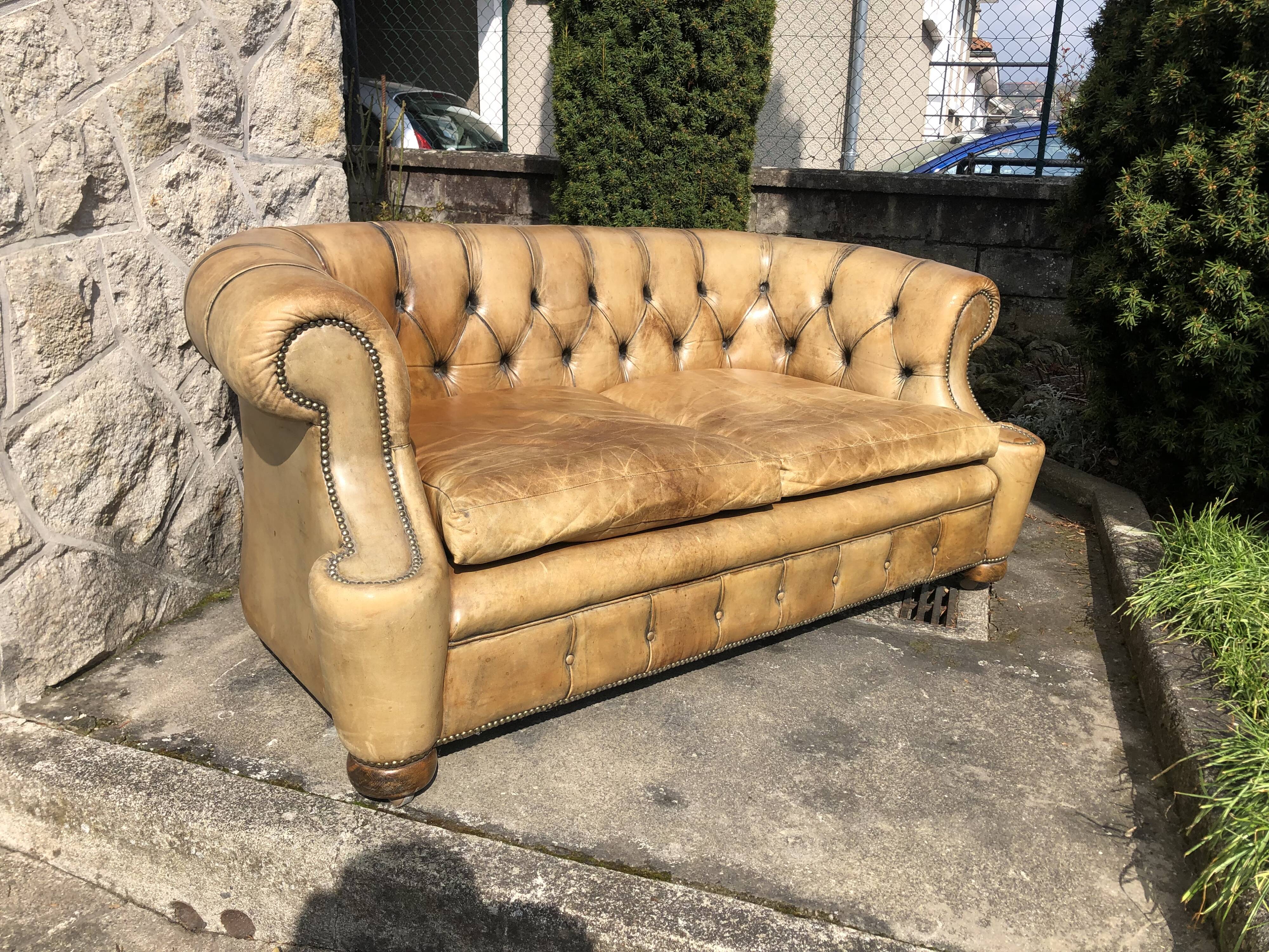 2-seater Chesterfield sofa in tan leather