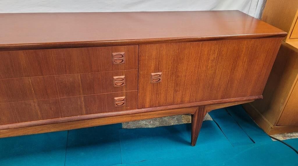 Scandinavian enfilade of the 70s, teak plated.
