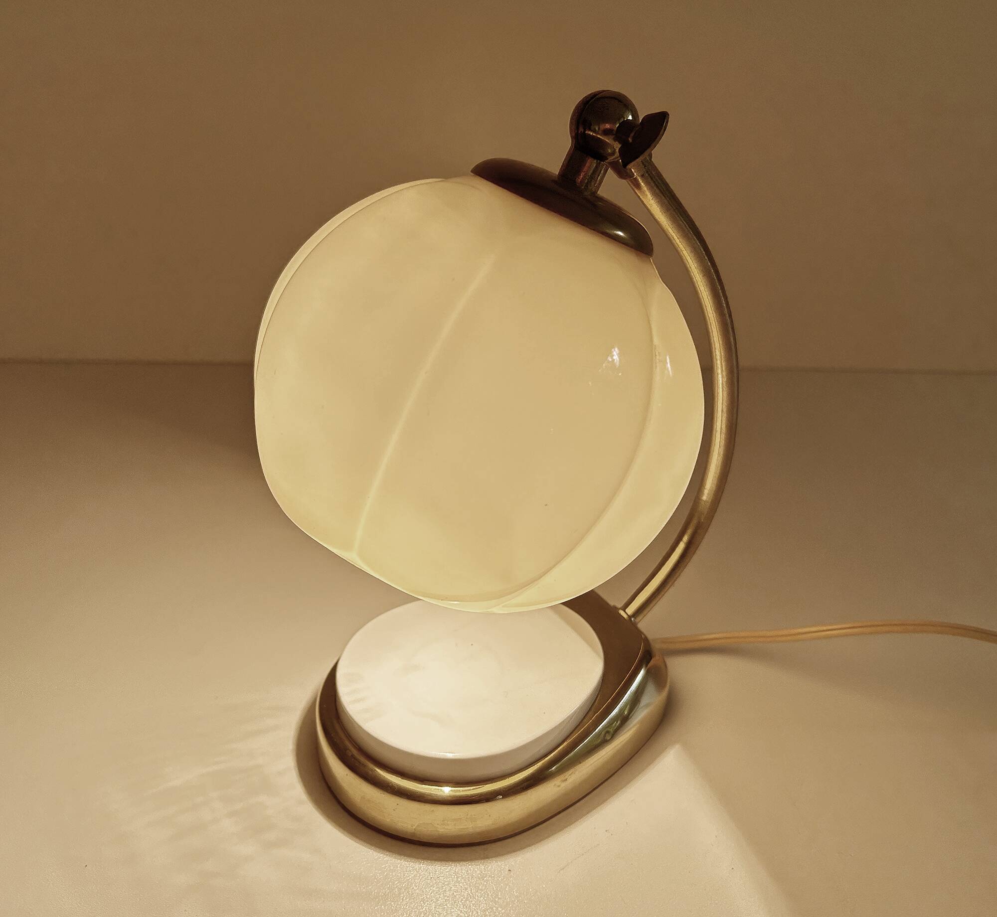 Lampe de table Art déco Bauhaus en verre et bakélite