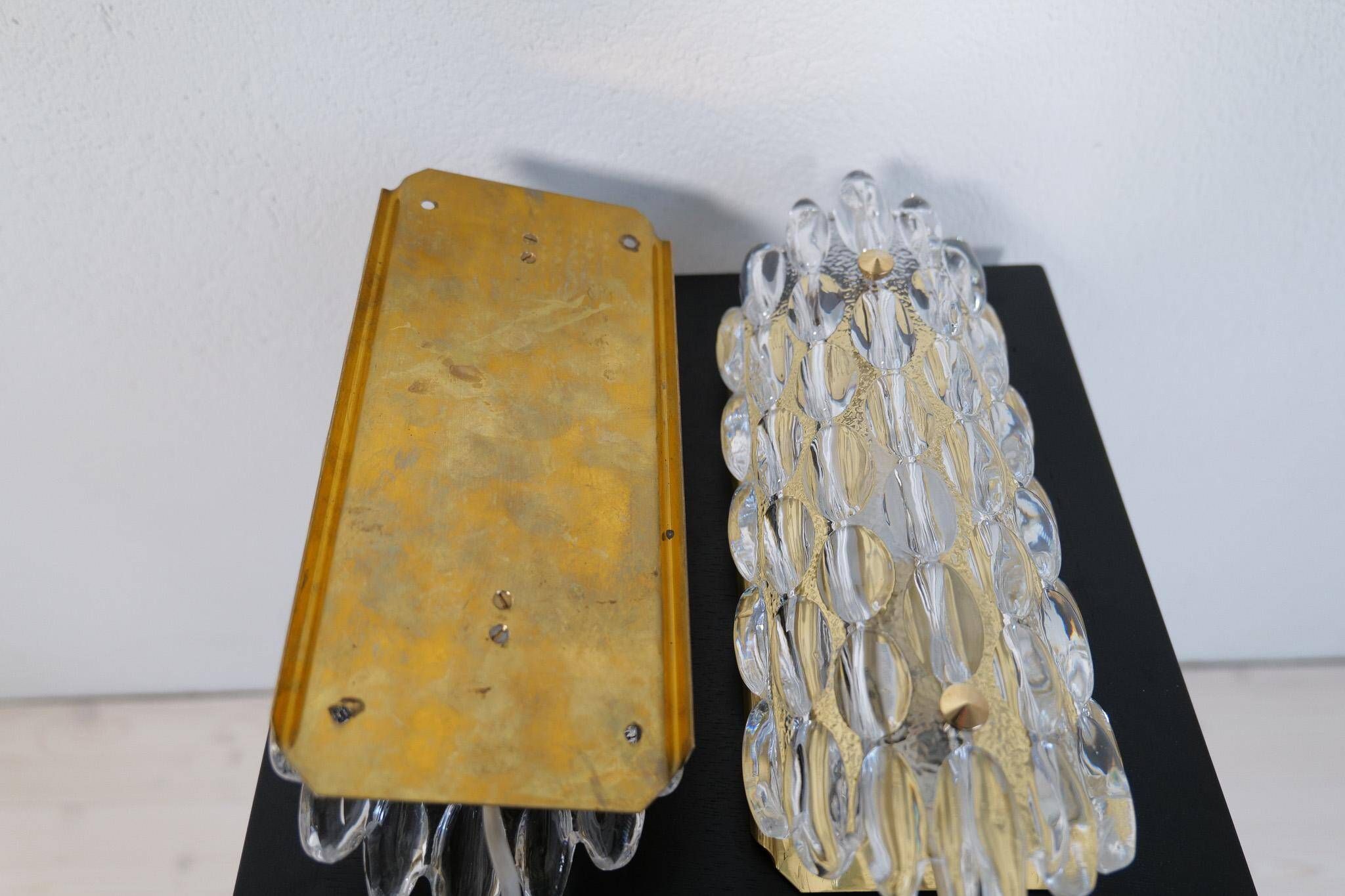 Modern mid-century crystal wall sconces in the shape of a drop by Orrefors by Carl Fagerlund.