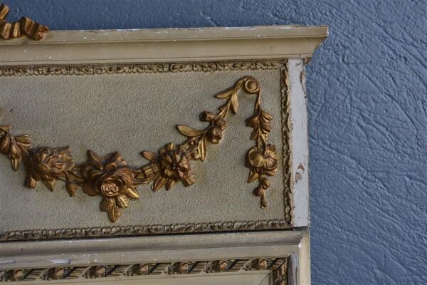 Trumeau de style Louis XVI époque XIXème en boistet stuc laqué doré