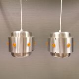 Deux suspensions Space-Age, en aluminium argenté avec prismes orange.