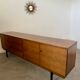 Ancienne enfilade vintage style scandinave design des années 60 bois pied métal