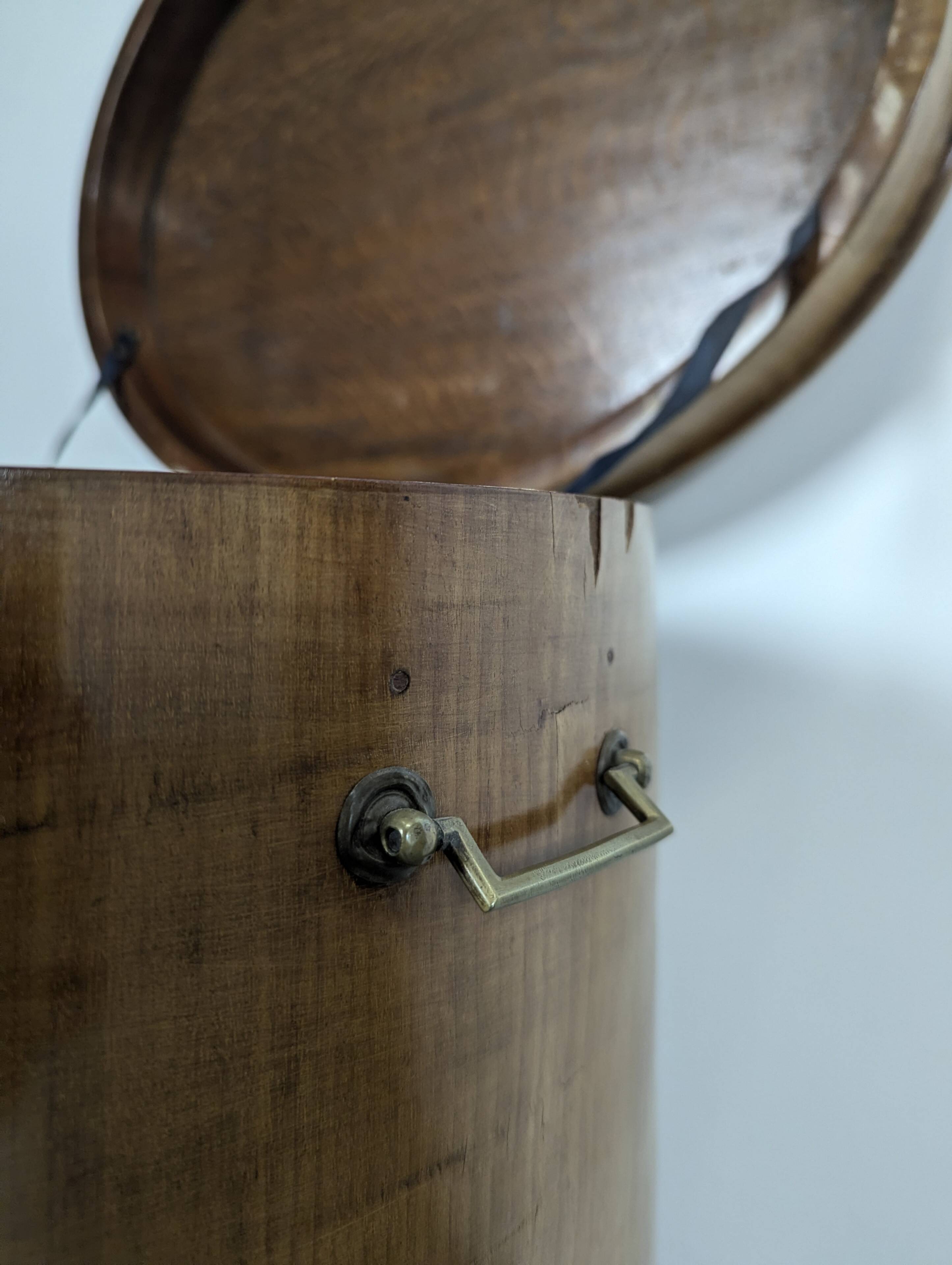 English Cellaret Bar Cabinet in Mahogany, Georgian period