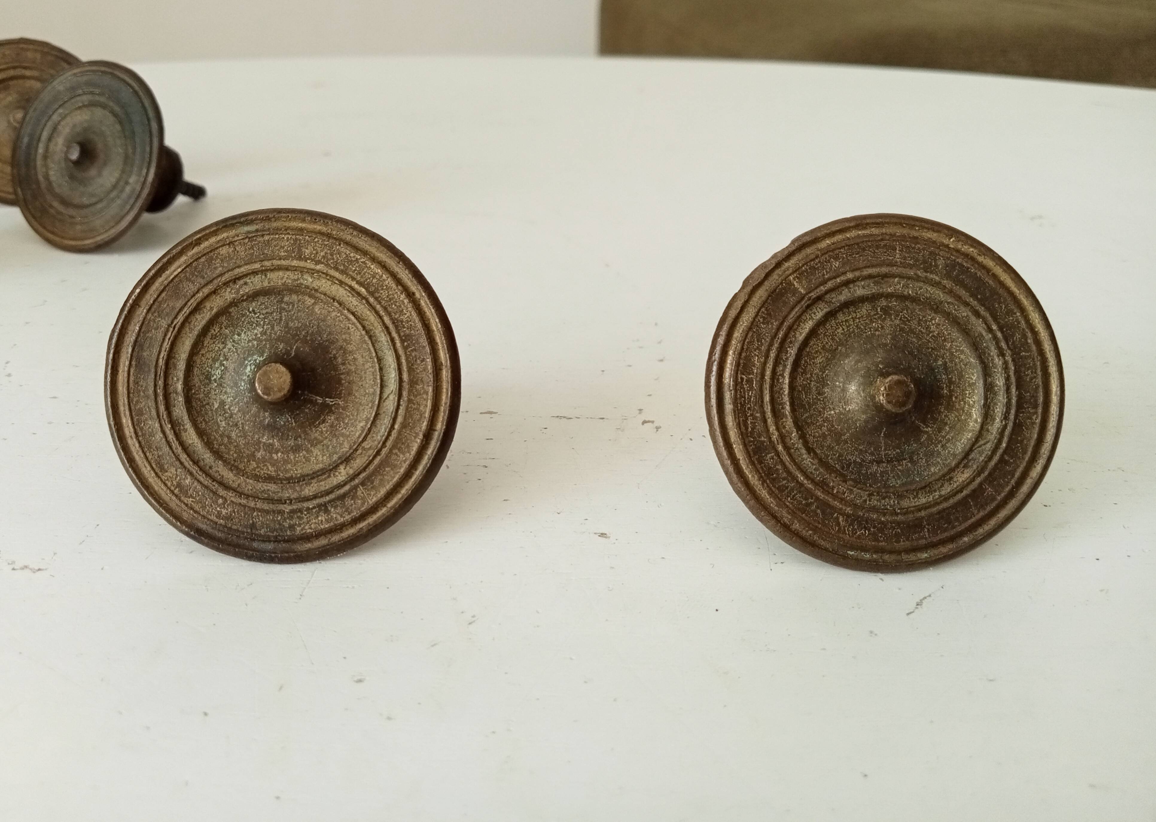 Paire de boutons de meuble ancien en bronze Empire XIXeme