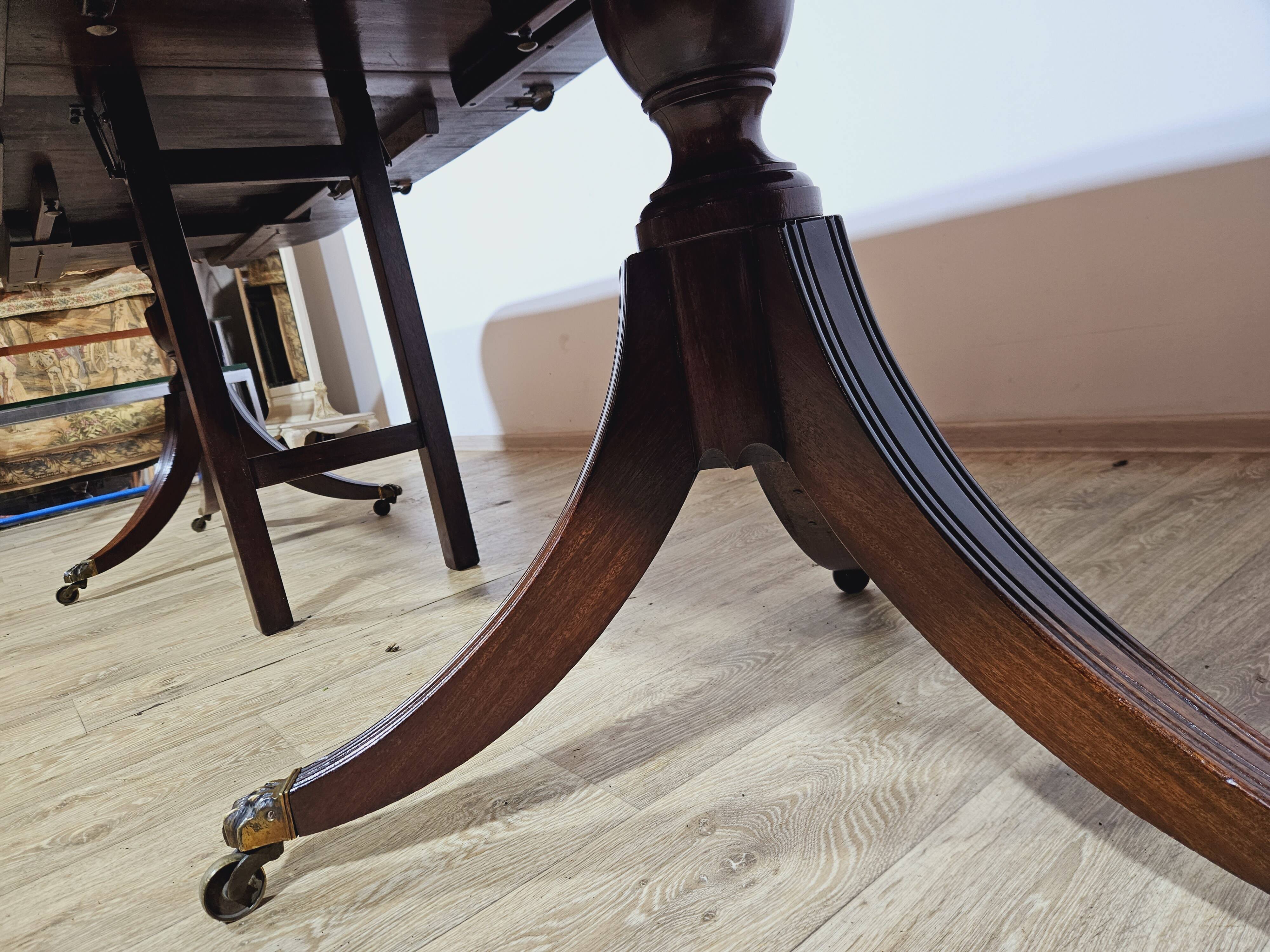 Elegant Dining Table, 2nd half of the 19th Century - Classic/Walnut