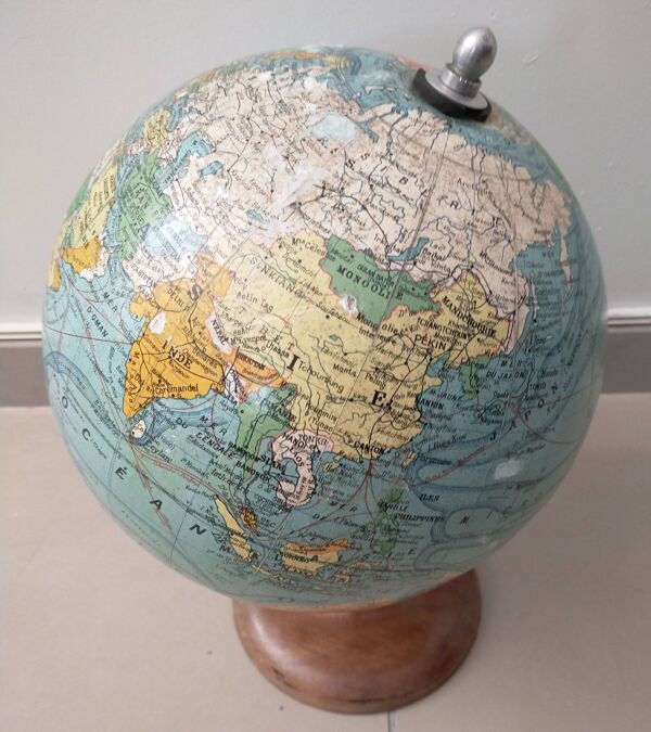 Globe terrestre dressé par j forest édité par girard barrere & thomas