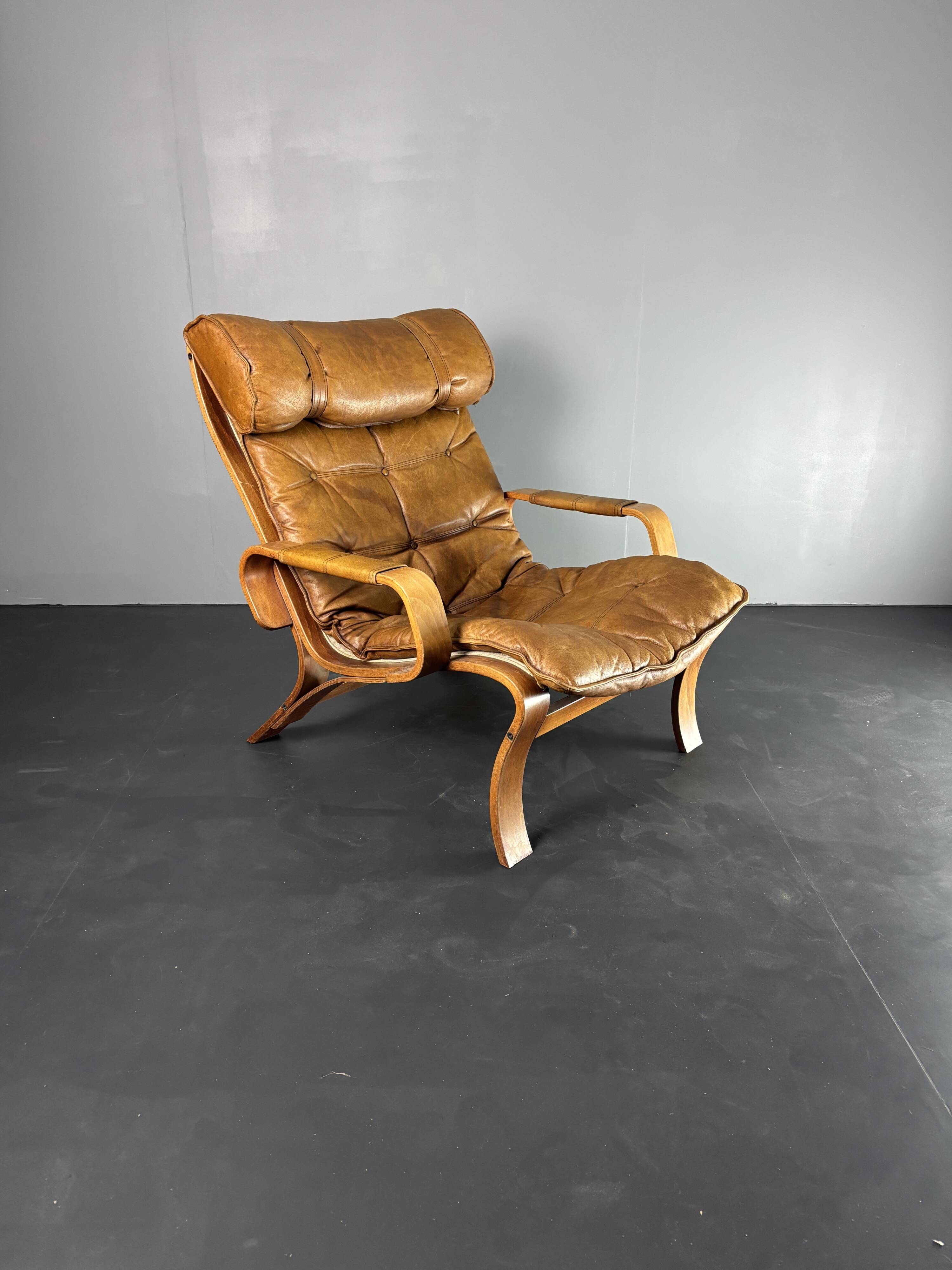 Fauteuil de salon suédois en cuir et bois courbé par Jan Bengstsson, années 1970