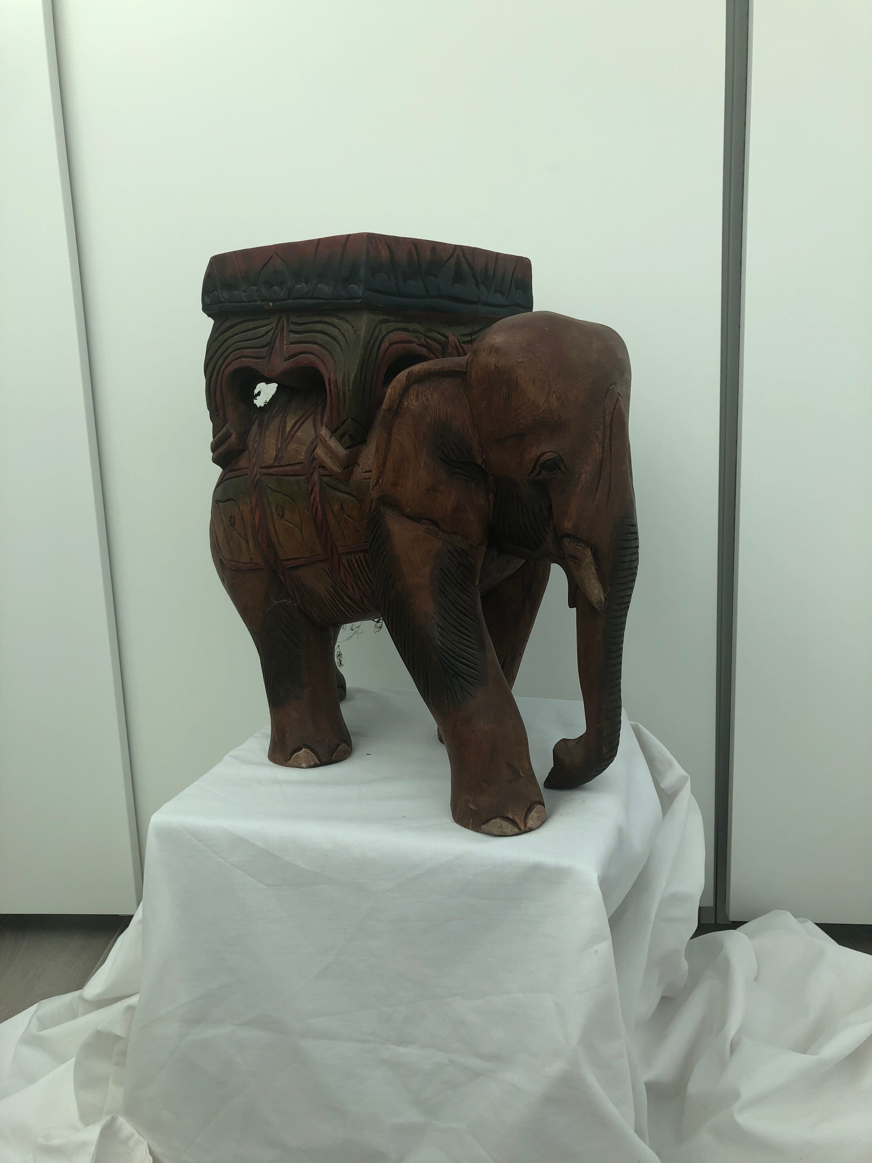 Tabouret éléphant en bois sculpté polychromie
