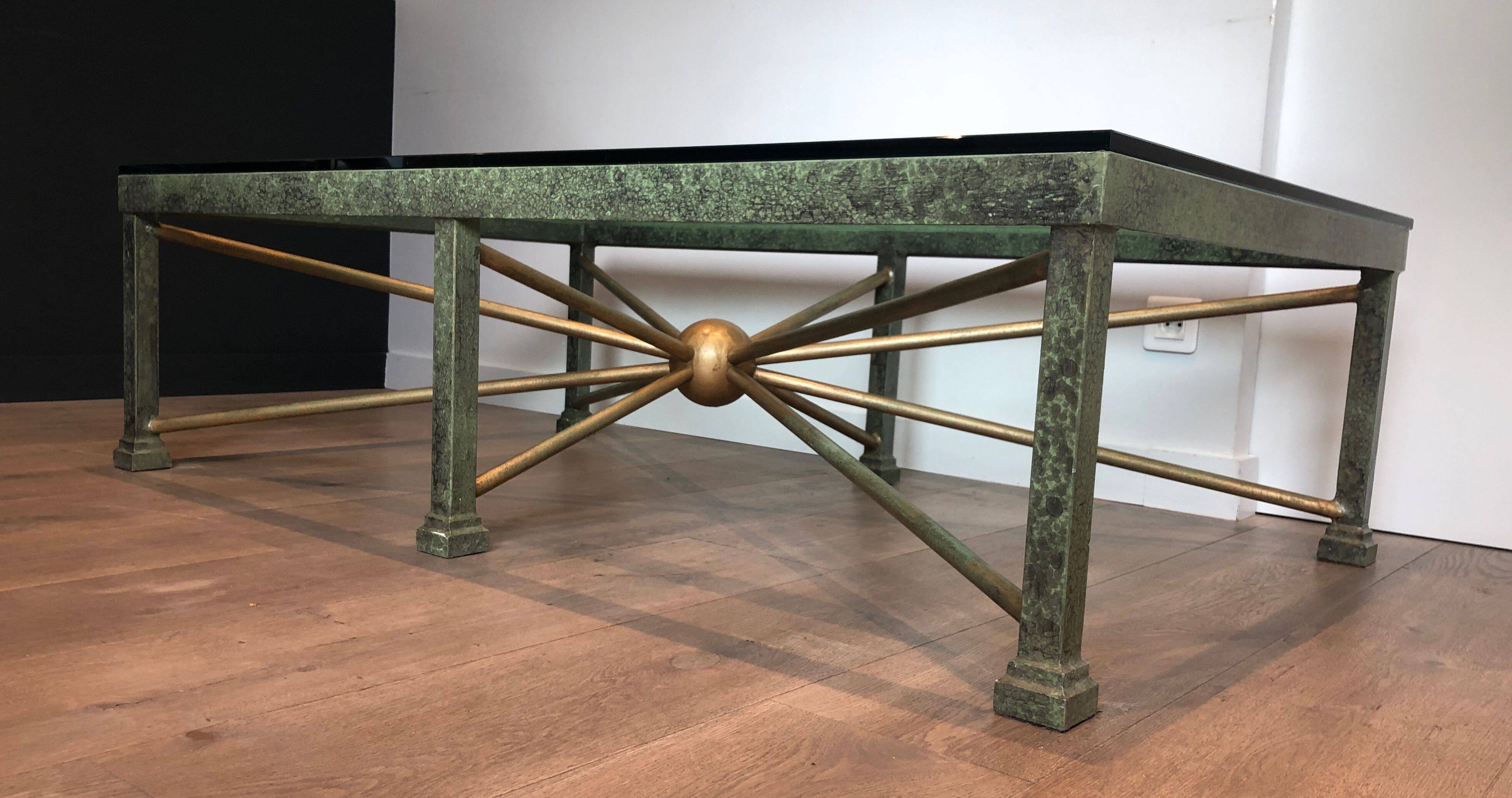 Importante table basse en acier et fer forgé patinée et dorée