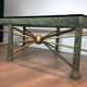 Importante table basse en acier et fer forgé patinée et dorée