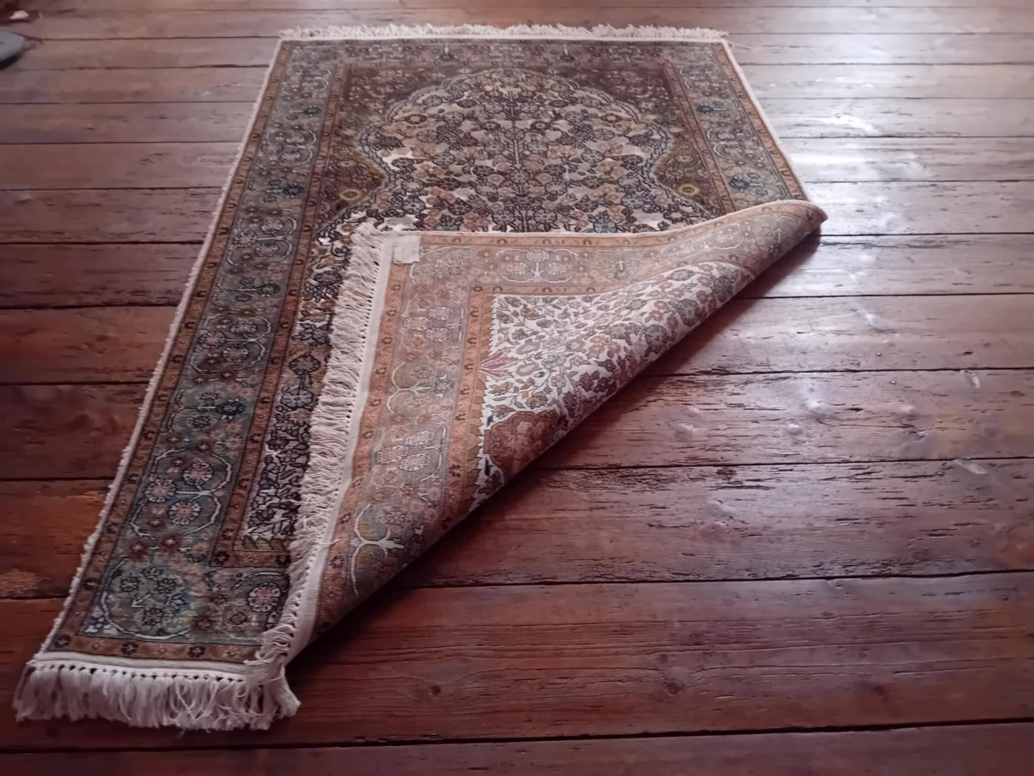 Handmade cashmere wool and silk rug 183x123cm