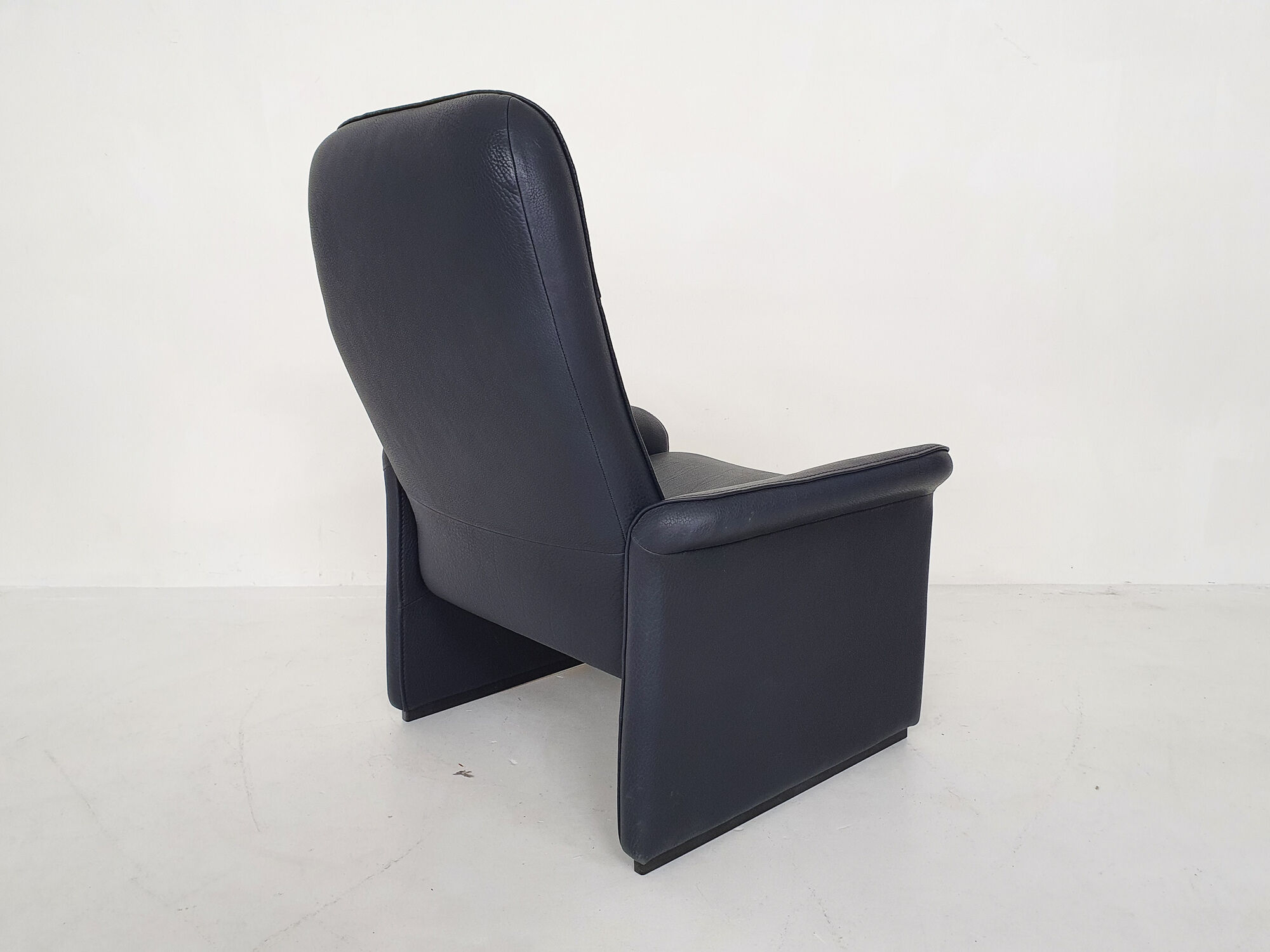 De Sede DS50 dark blue leather lounge chair, Switserland 1980's