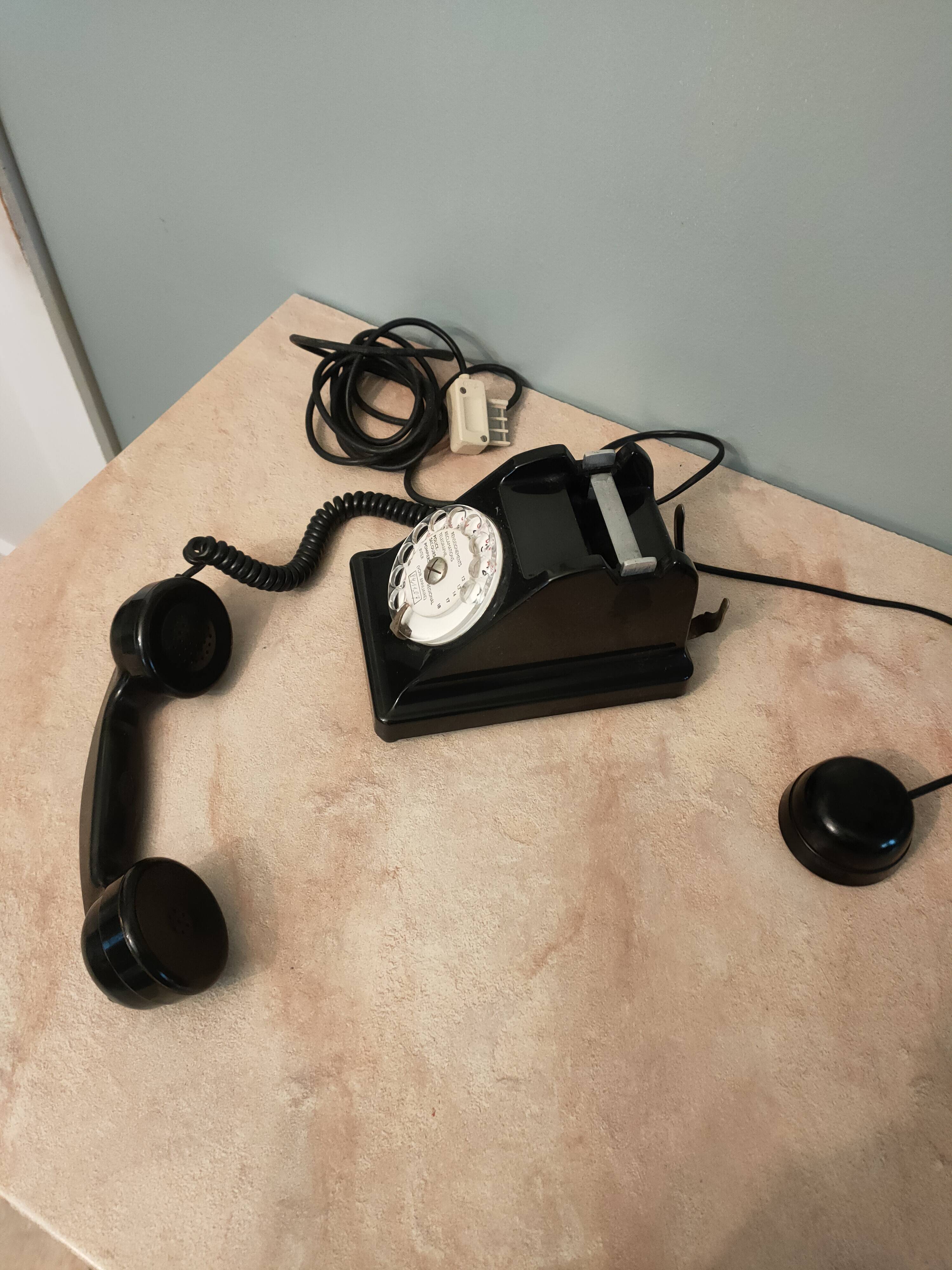 telephone from the 50s in black bakelite