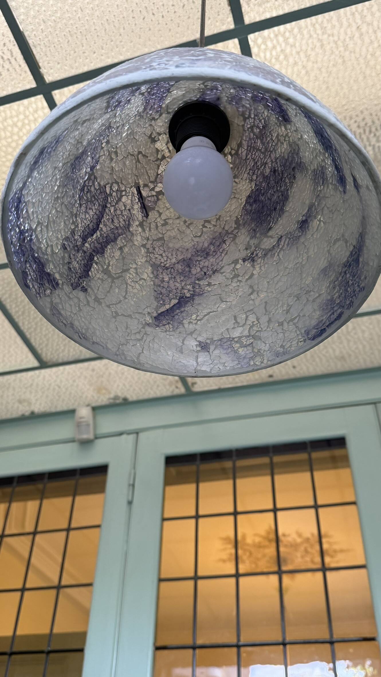 Blue/white glazed ceramic suspension
