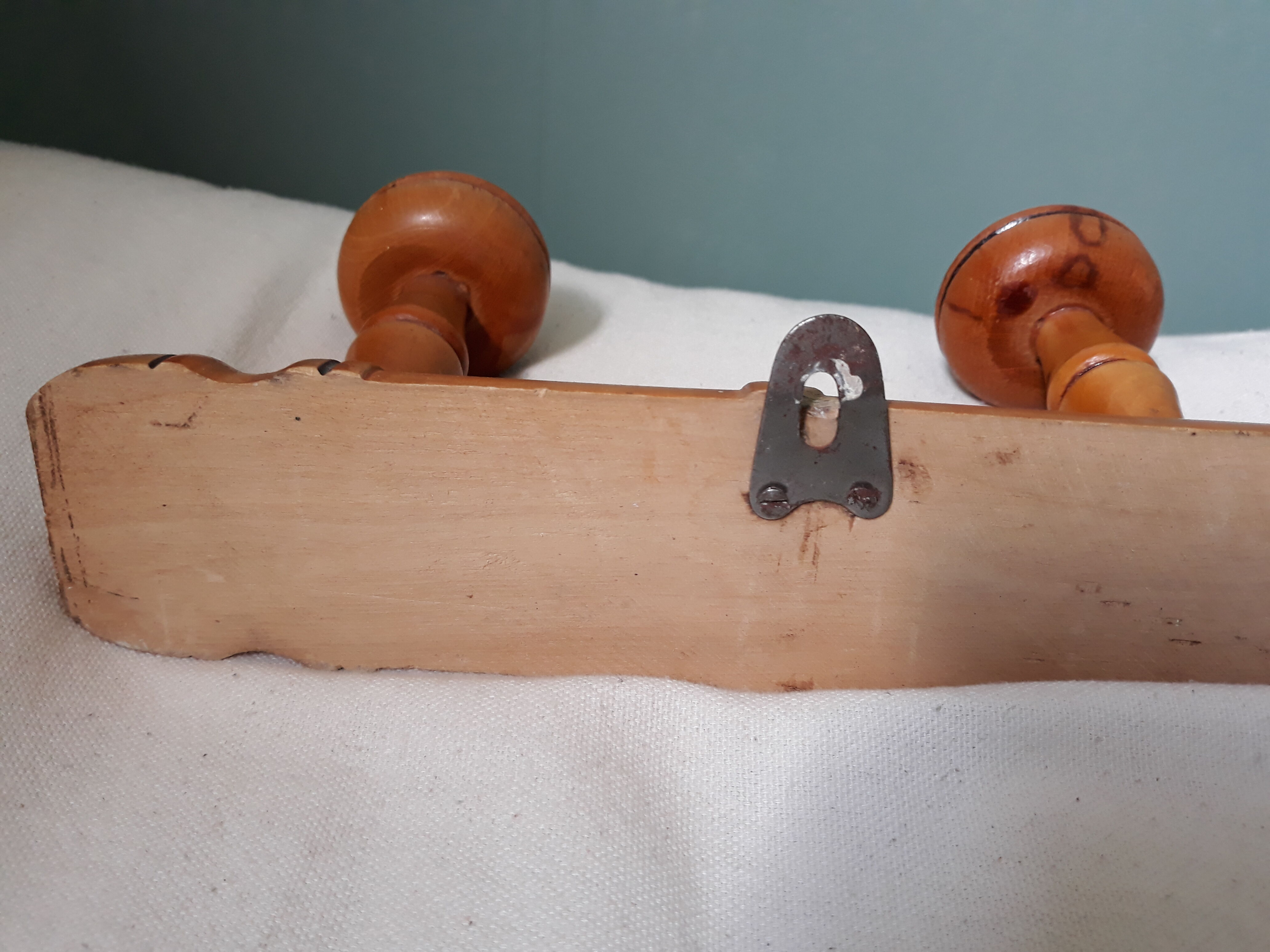 Bamboo-like wall coat rack with 5 mushroom hooks