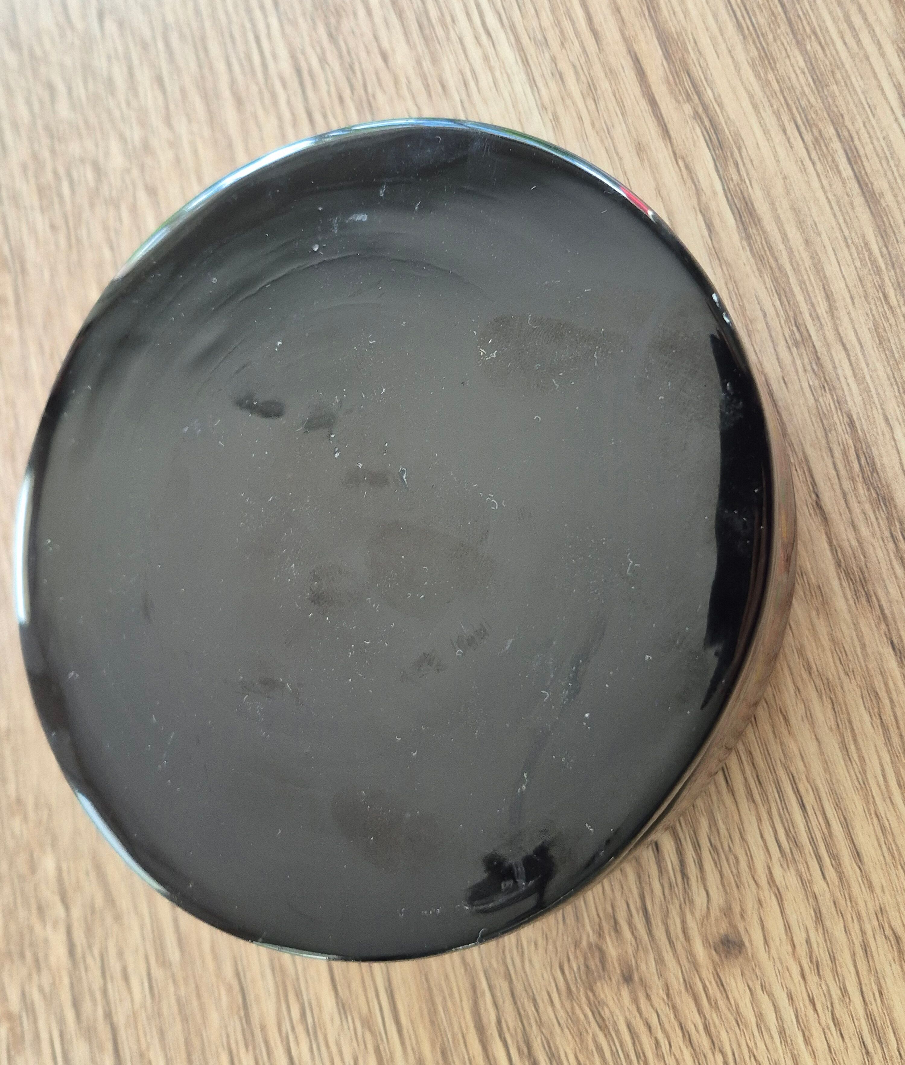 Round box and its 6 lacquered wooden coasters hand-painted.