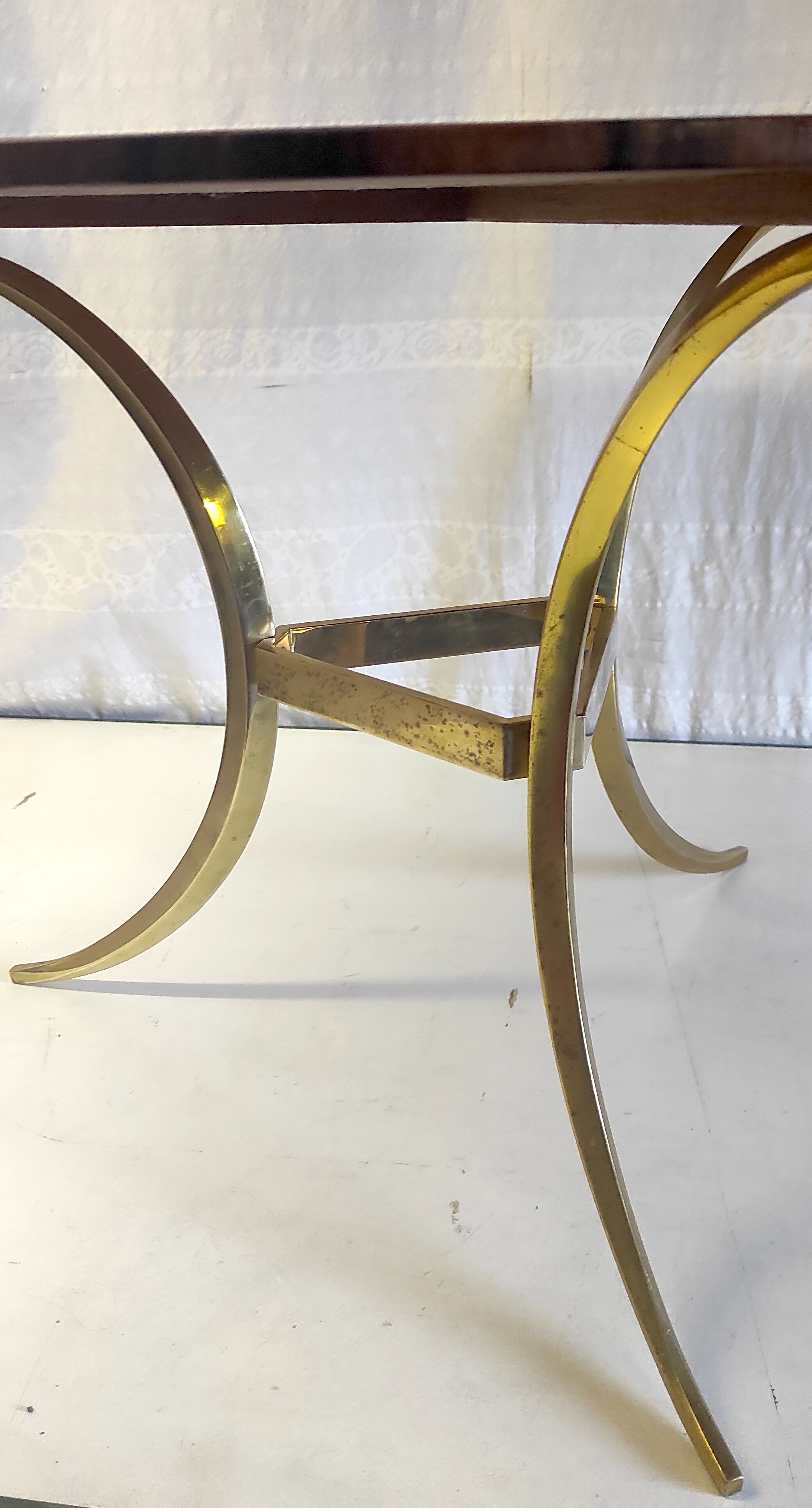 Tripod round coffee table in gilded brass and rosewood – 60s/70s
