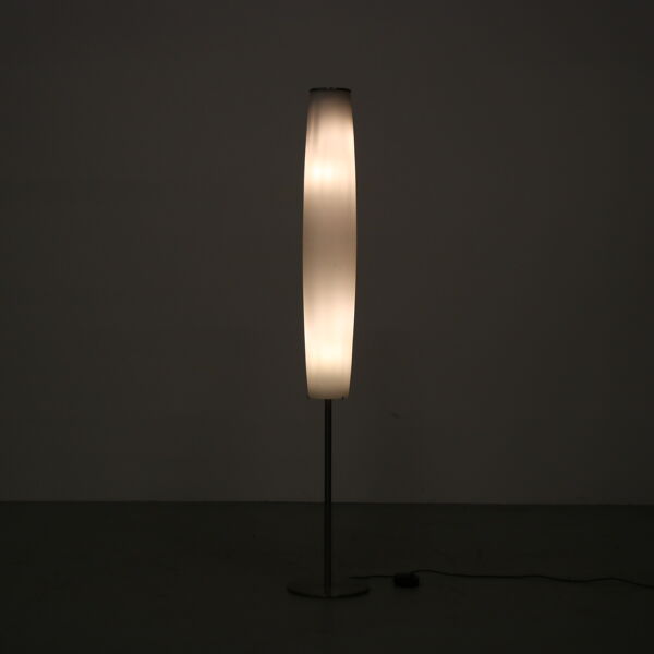 Lampadaire des années 2000 avec abat-jour en verre lait des Pays-Bas