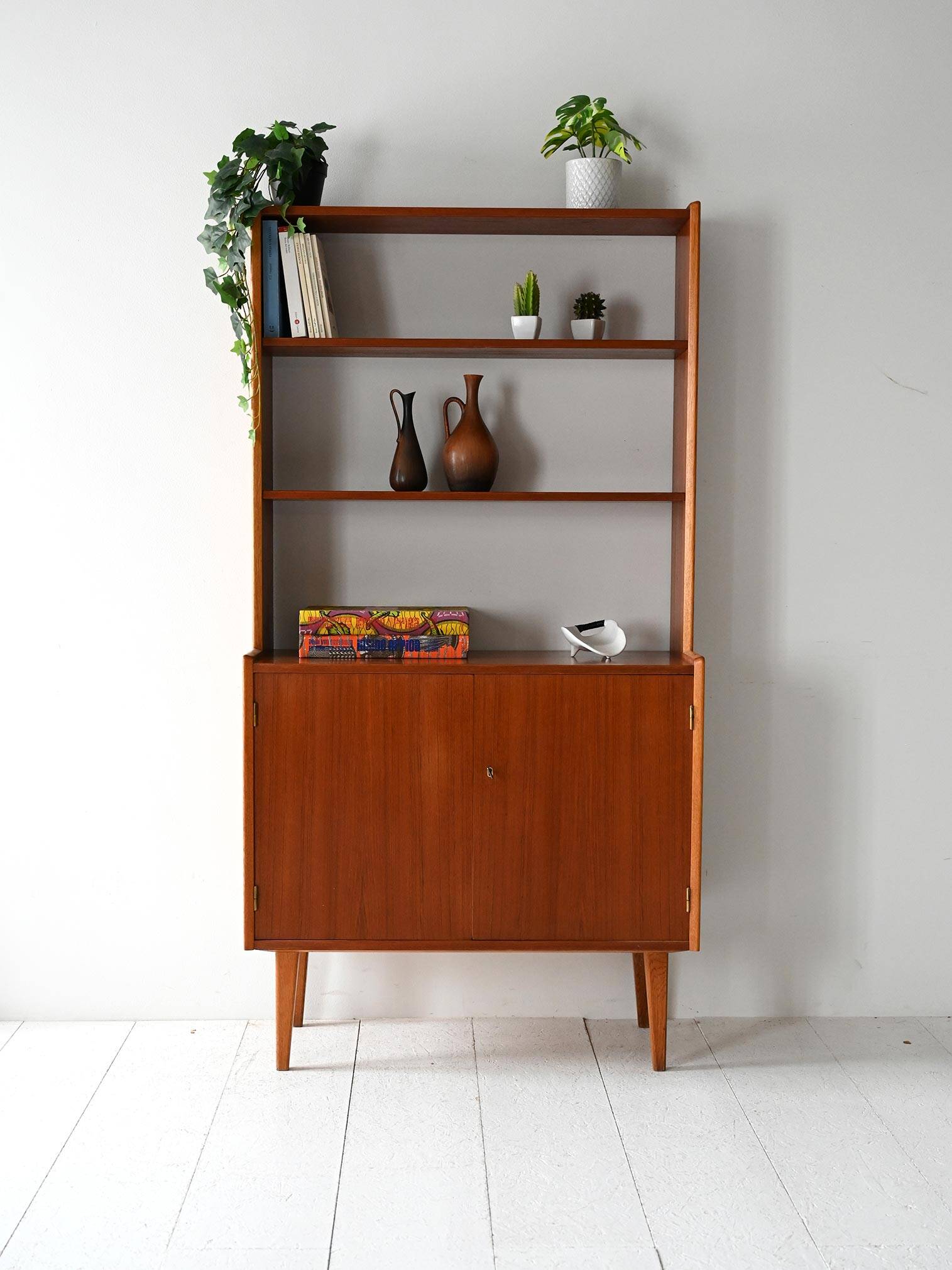 Bibliothèque scandinave vintage avec armoire et étagères