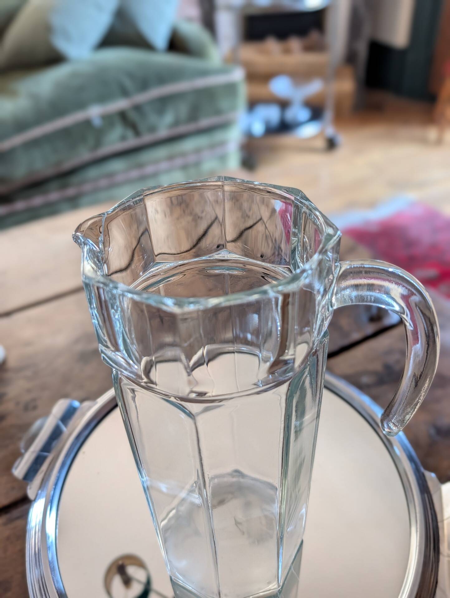 Grand pichet octogonal en verre épais 70's