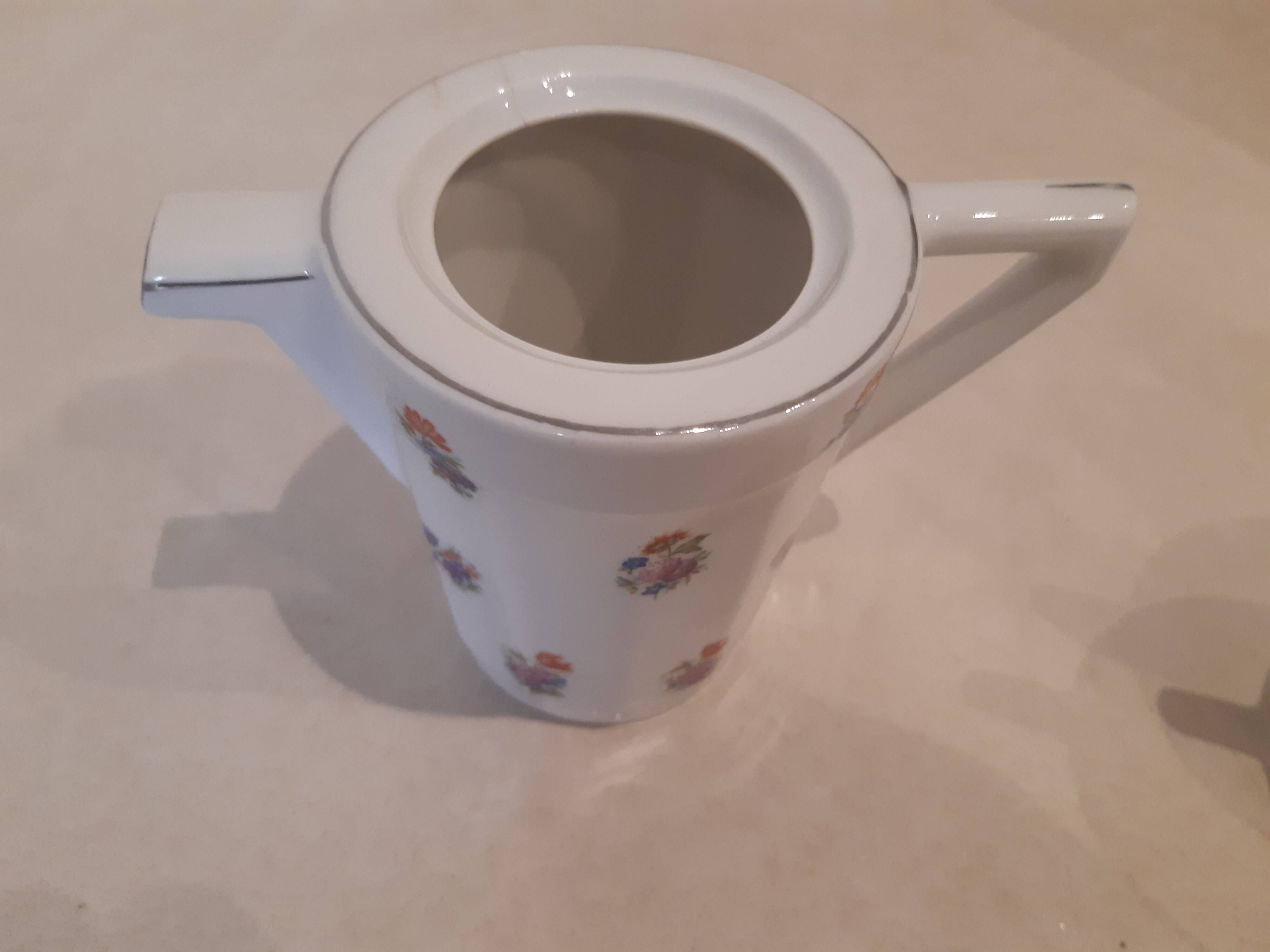 Large milk jug and sugar bowl from the 1930s, decorated with a bouquet of flowers. Silver thread.