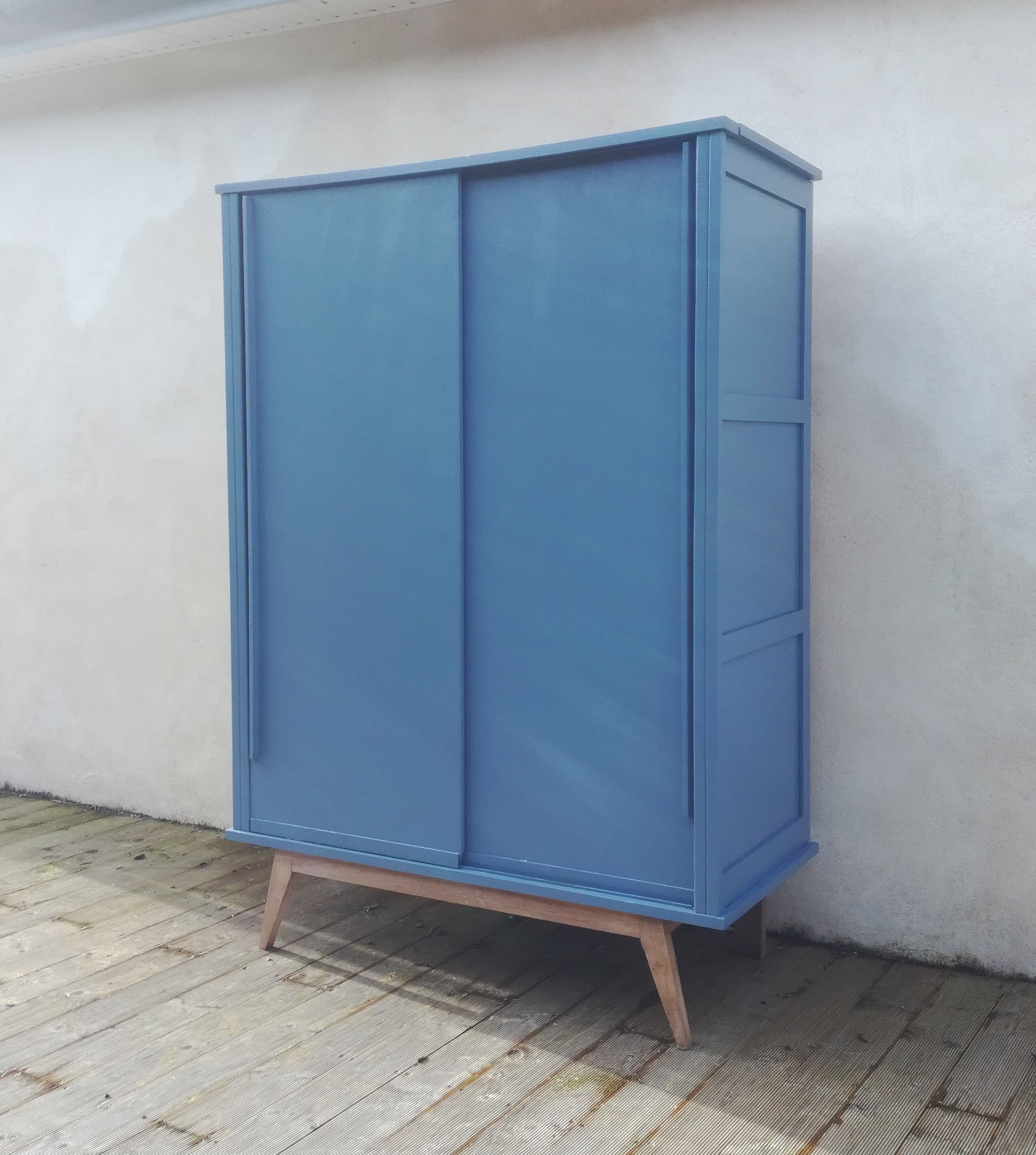 Compass foot wardrobe