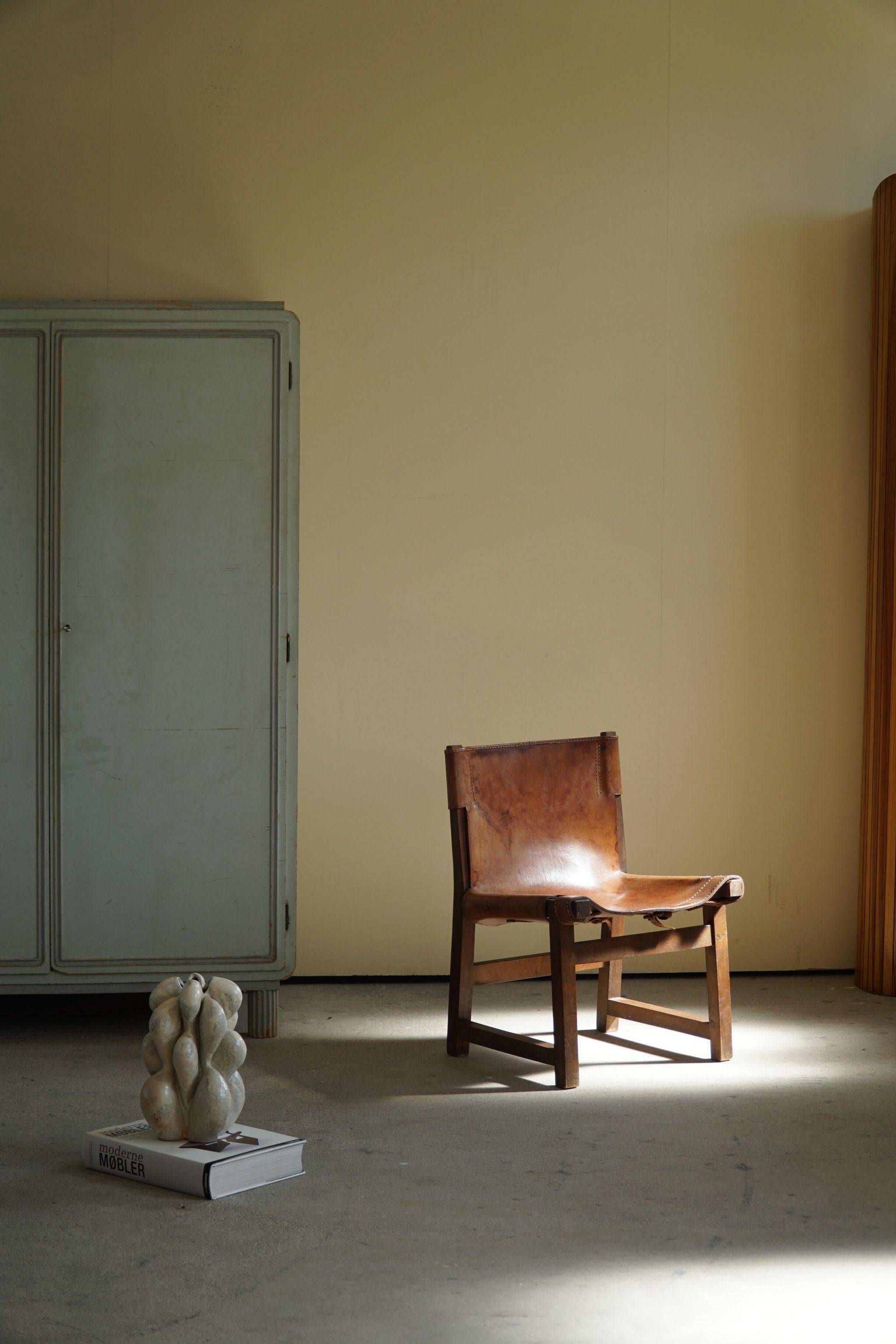 Paco Muñoz, Pair of lounge hunting armchairs, model "Riaza", leather and walnut, 1960