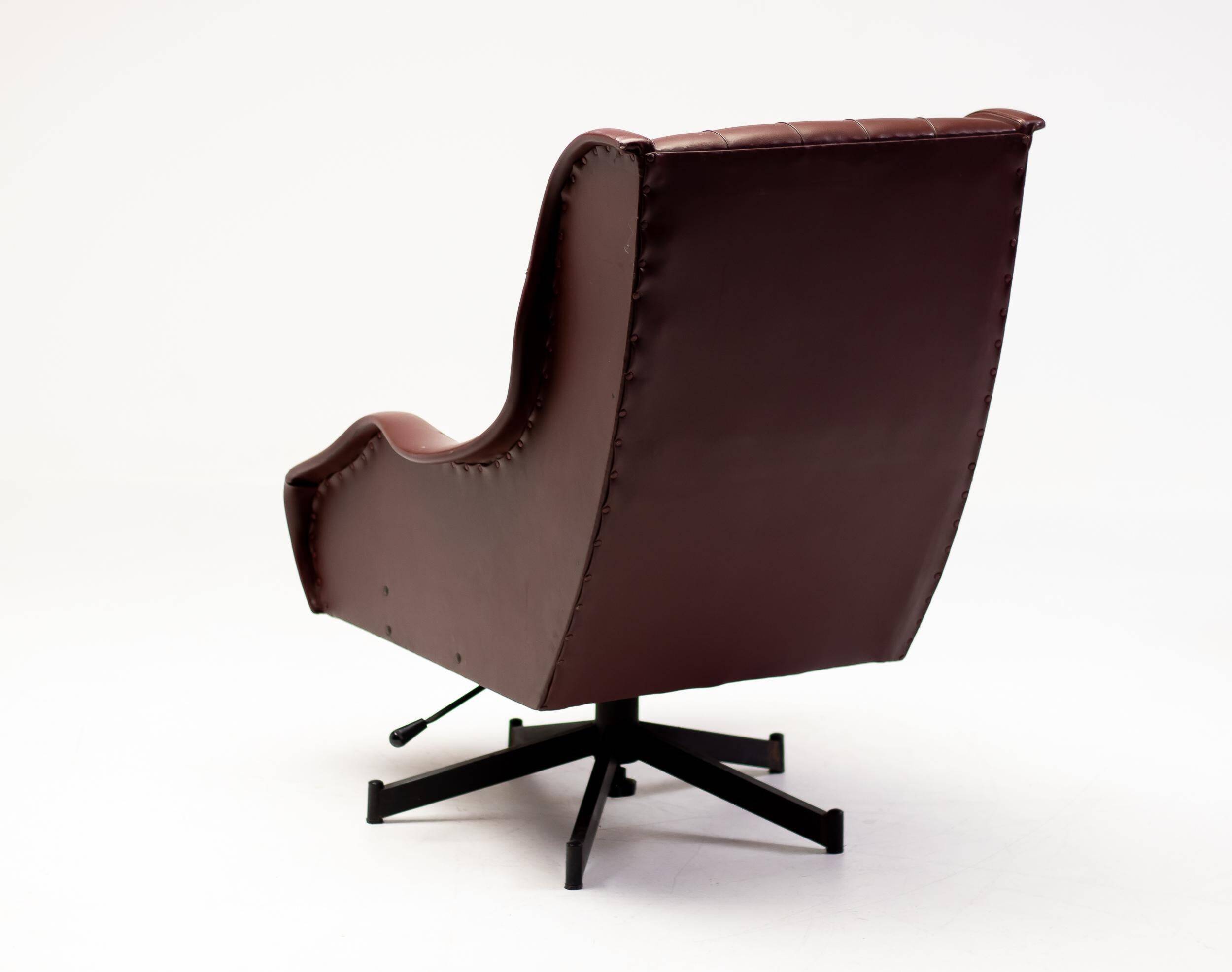 Italian reclining chaise longue from the 1950s in oxblood Naugahyde.