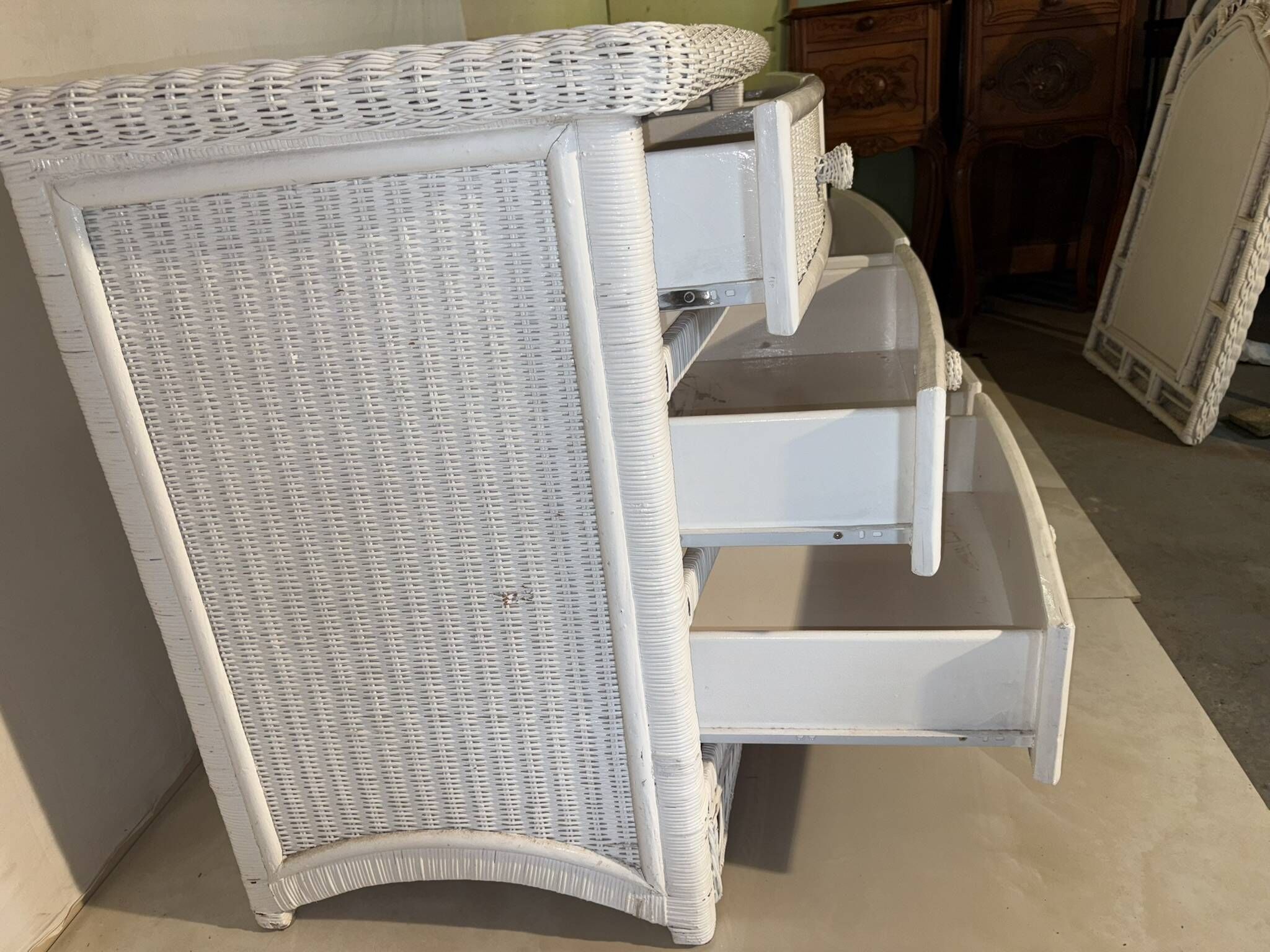 Ensemble chambre rotin blanc : commode, miroir, lit, panier