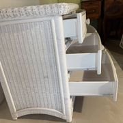 Ensemble chambre rotin blanc : commode, miroir, lit, panier
