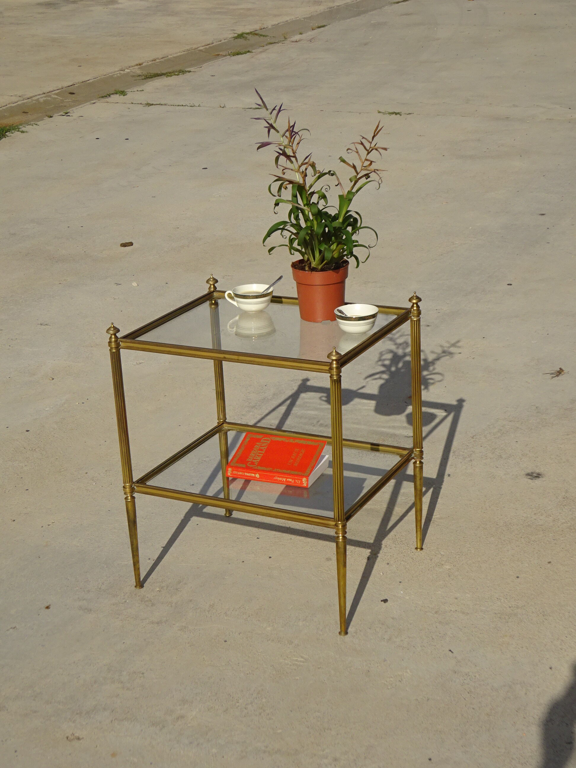 Table de salon en laiton et verre, double plateaux