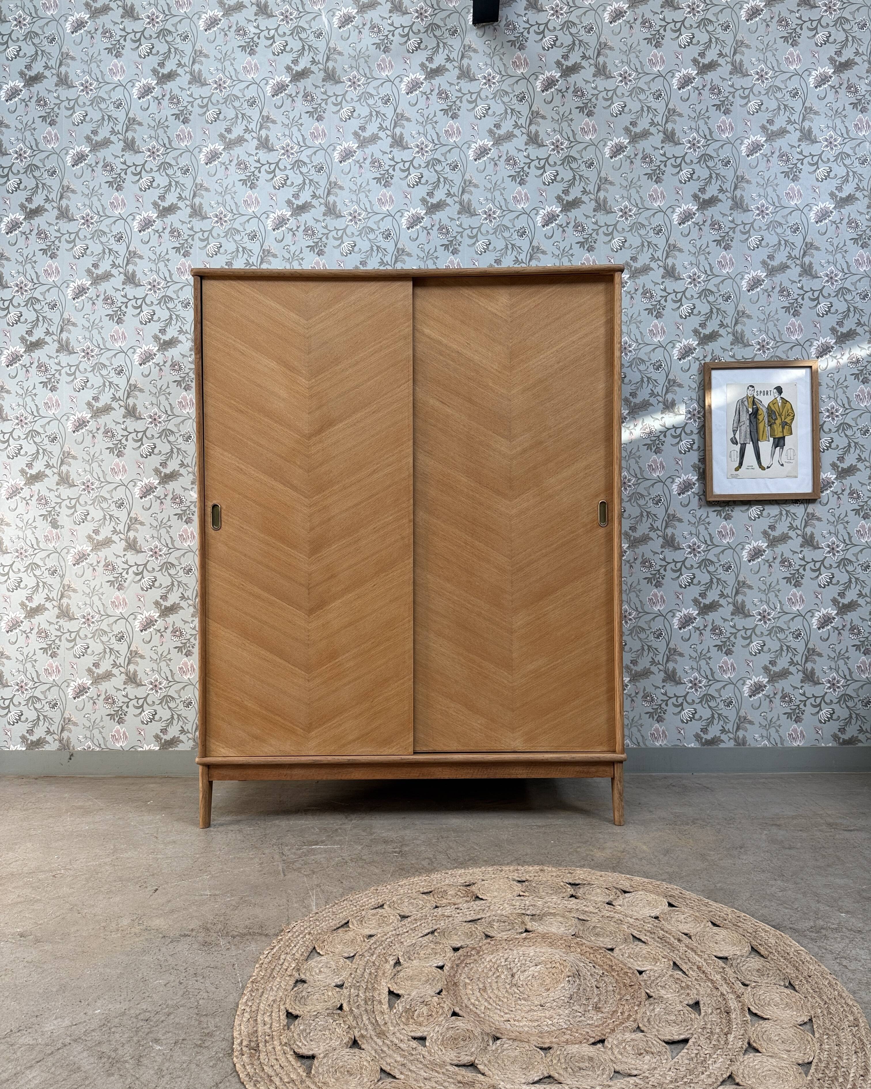 Armoire vintage avec penderie et portes coulissantes, rénovée